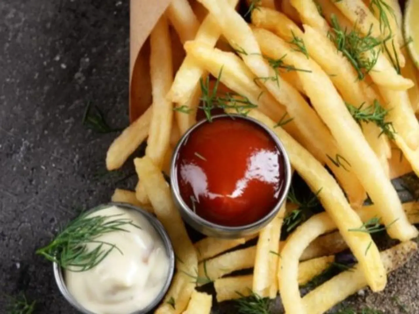 صحن بطاطس طازجة كبير