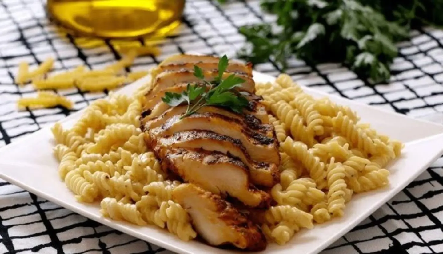 نصف دجاج مكرونة