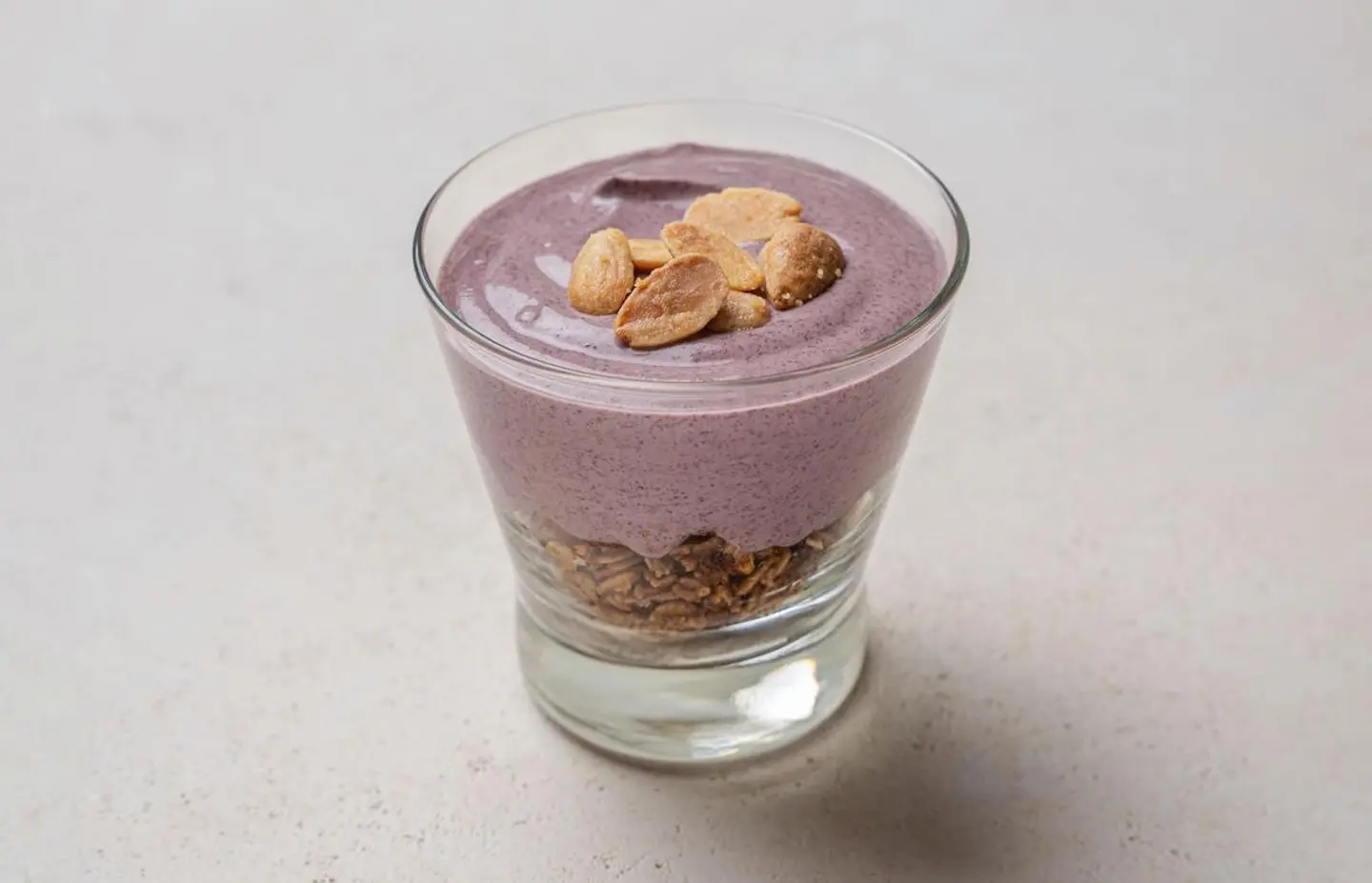 كوب الزبادي مع الاساي العضوية