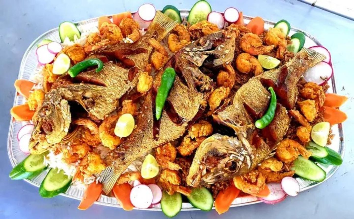 عرض ثلاث حبات سمك هامور