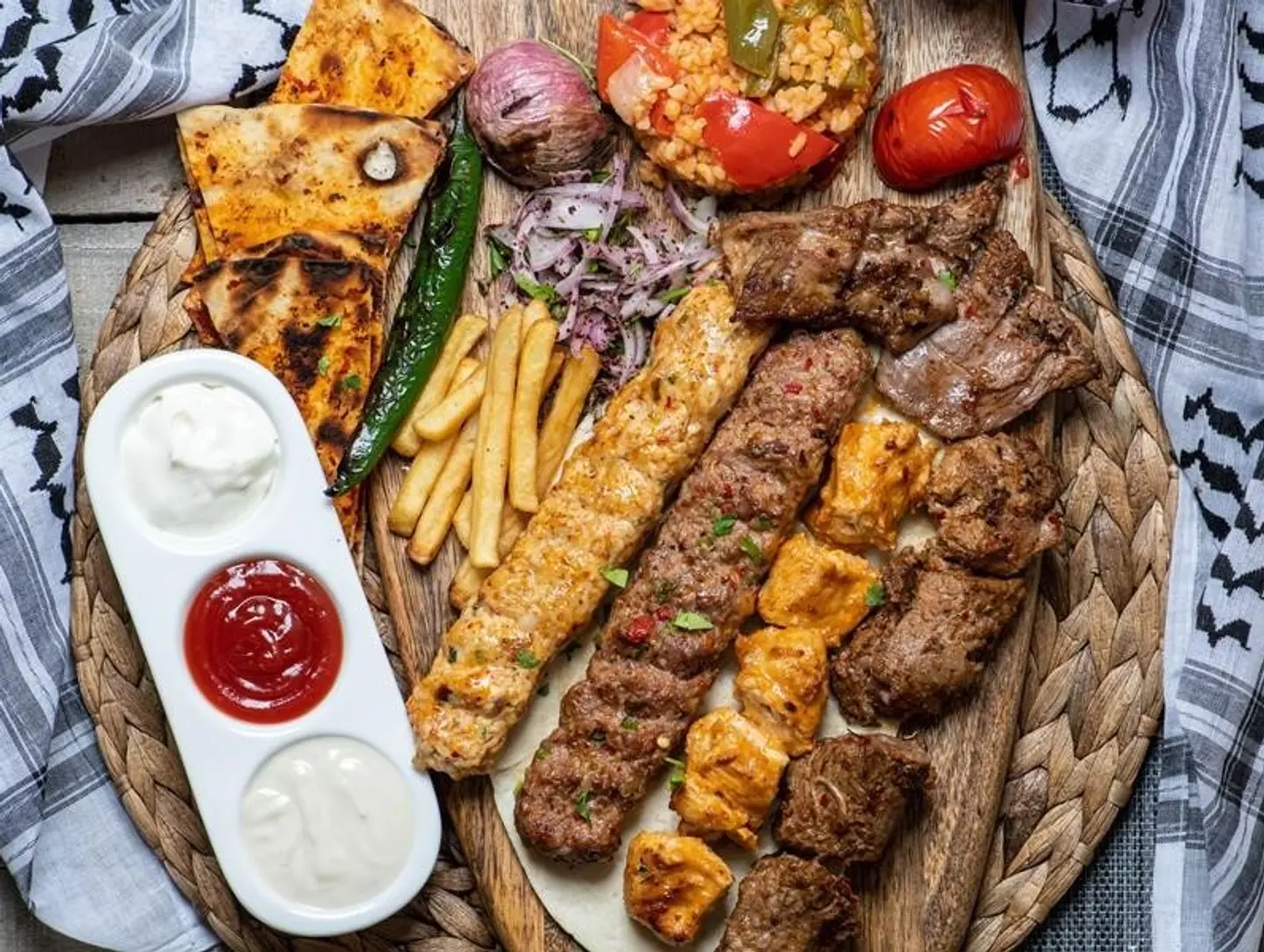 صحن مشكل مشاوي وسط
