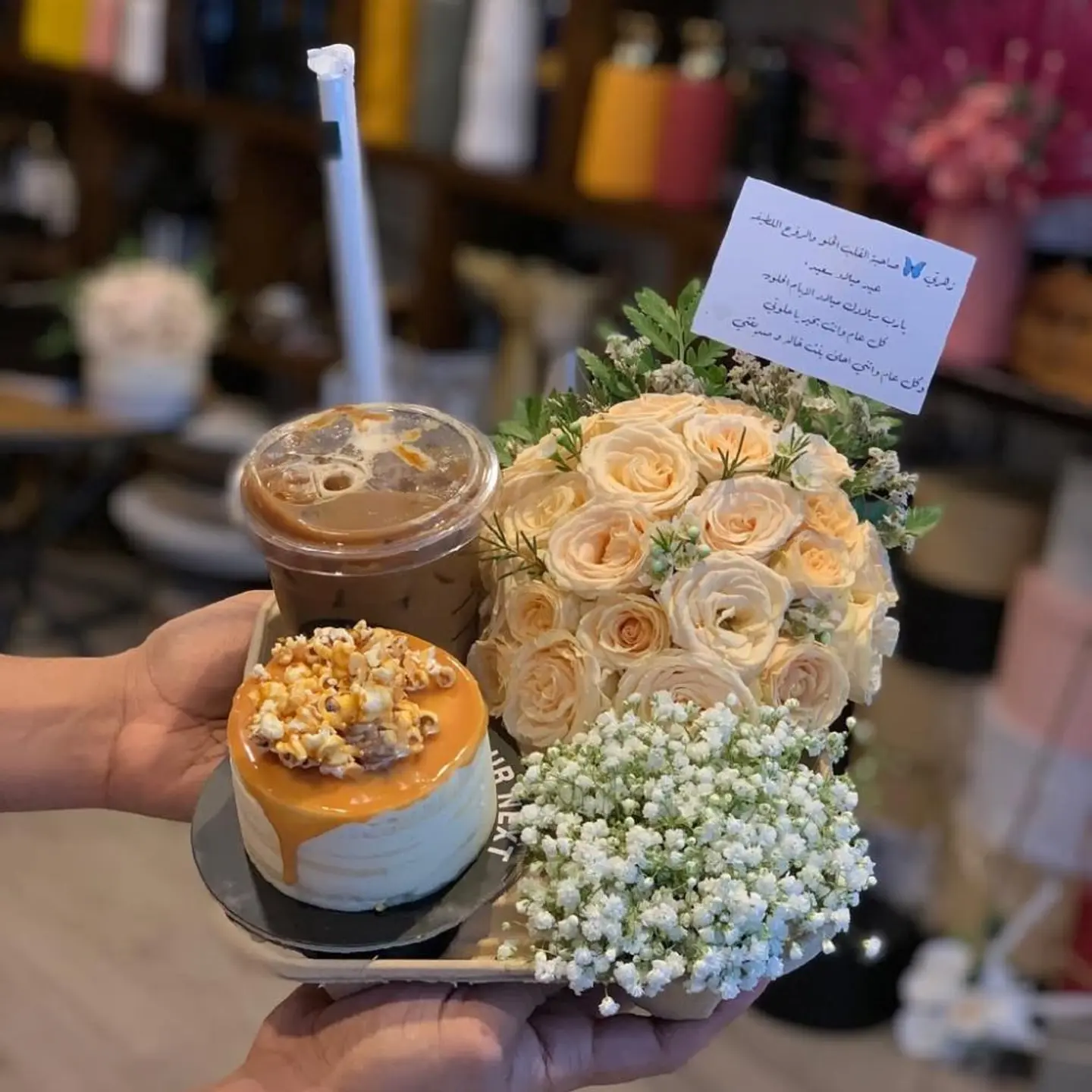 تنسيق فخم ورد وقهوة مع كيك