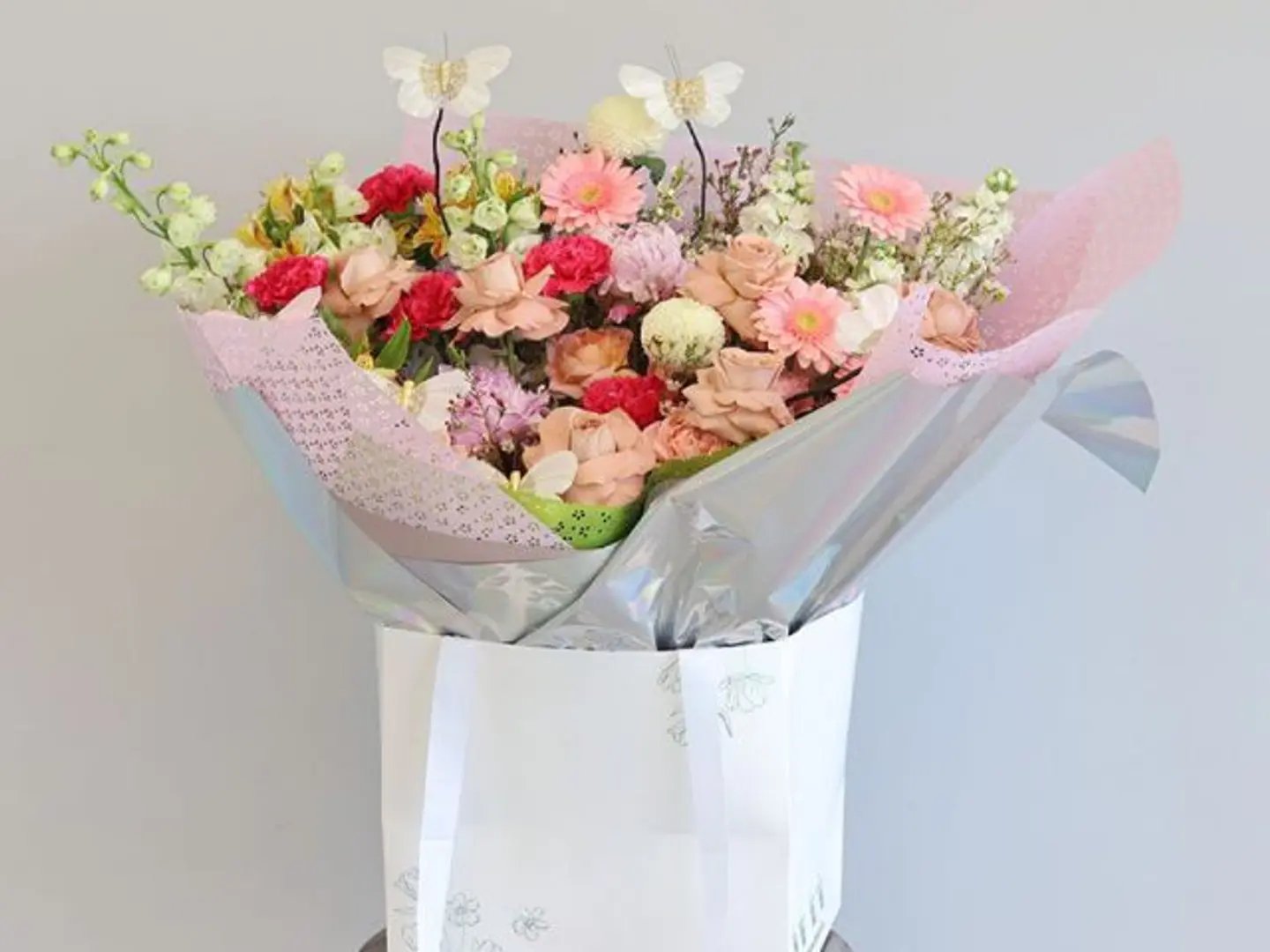 باقة مكس الورد والفراشة