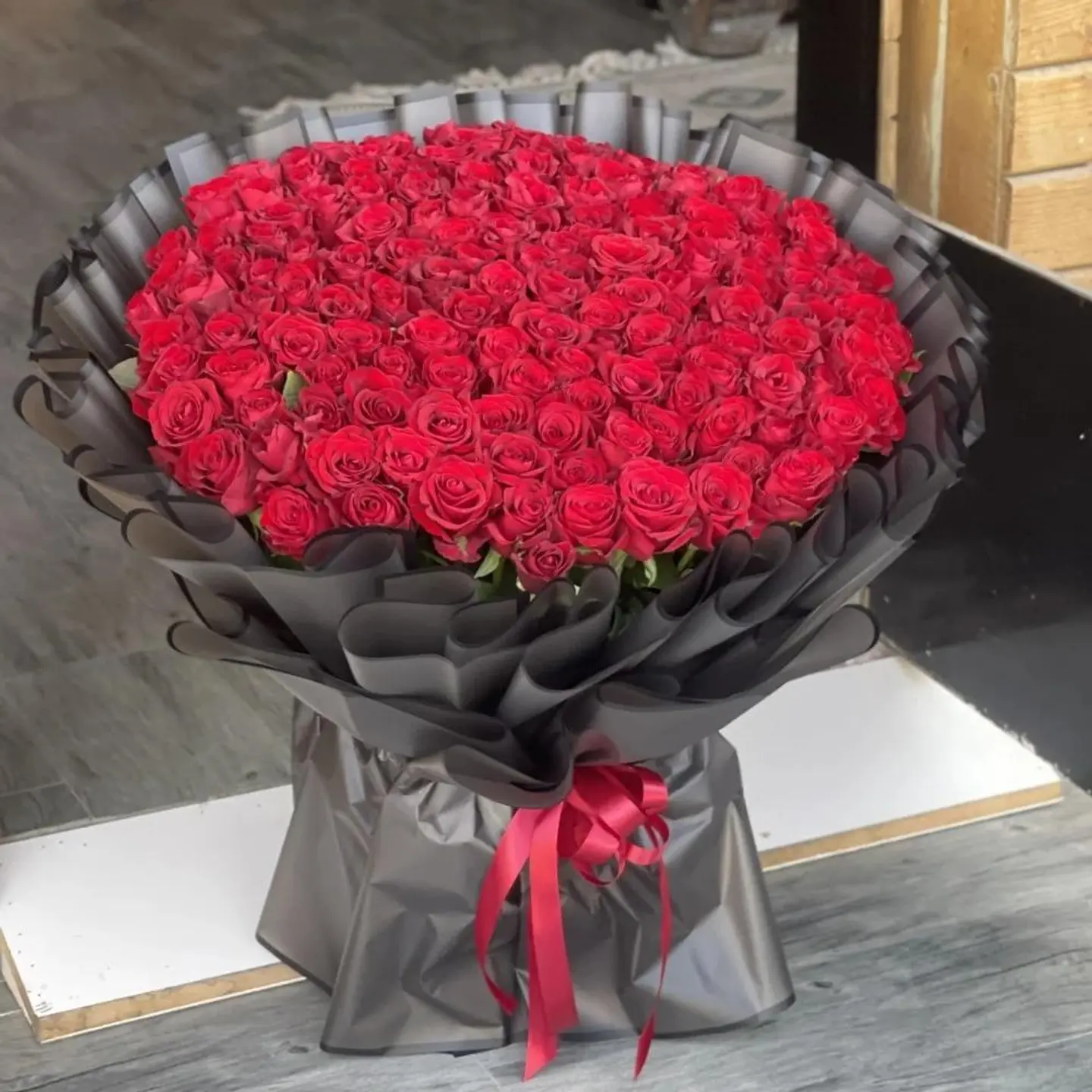 بوكي كبير مع كل نبضة قلب، يزداد حبي لك، أهديك هذا الورد تعبيراً عن مشاعري.