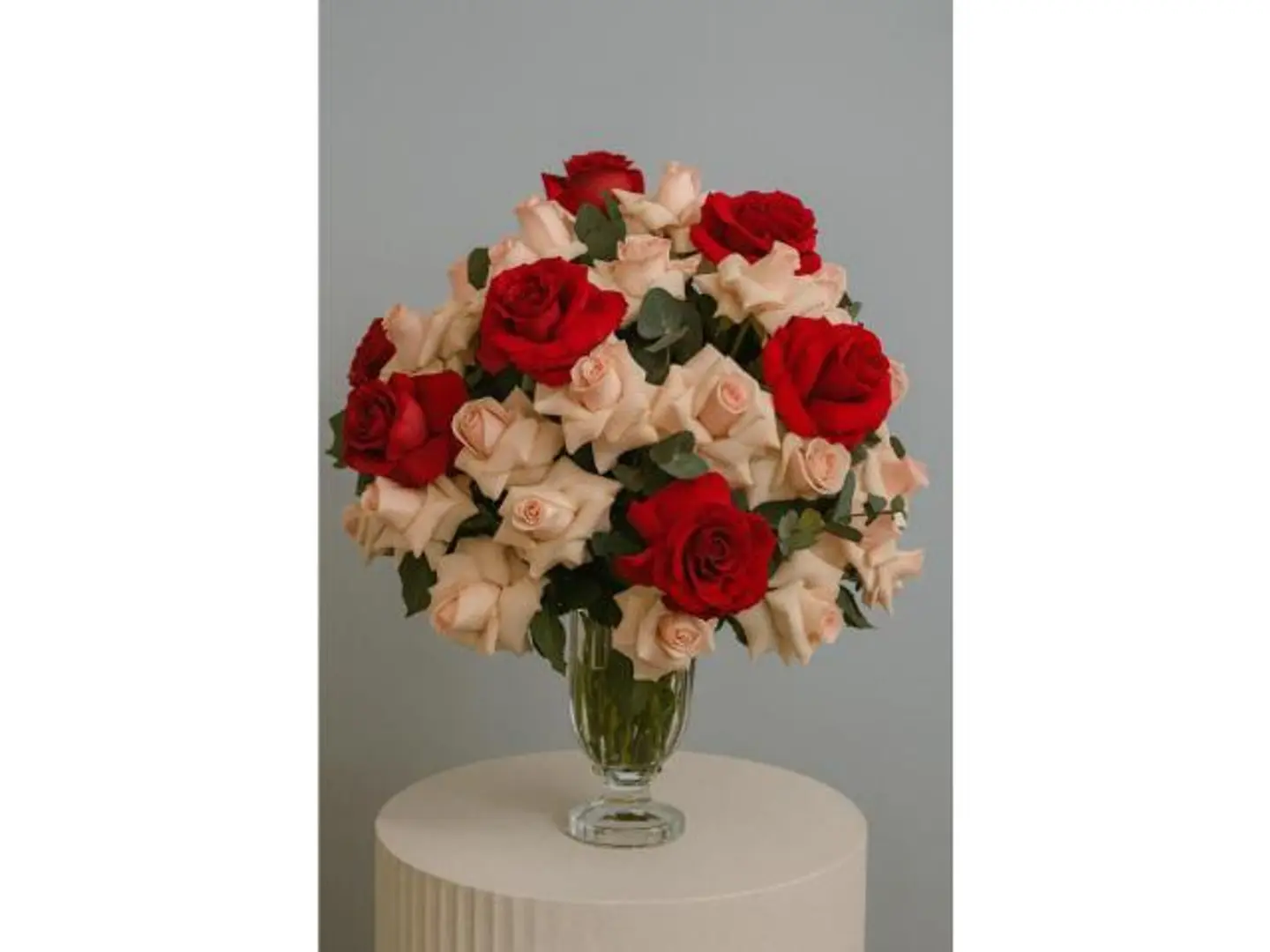 زهور جميلة ورائعة باللون الوردي الغامق والفاتح مع إناء.