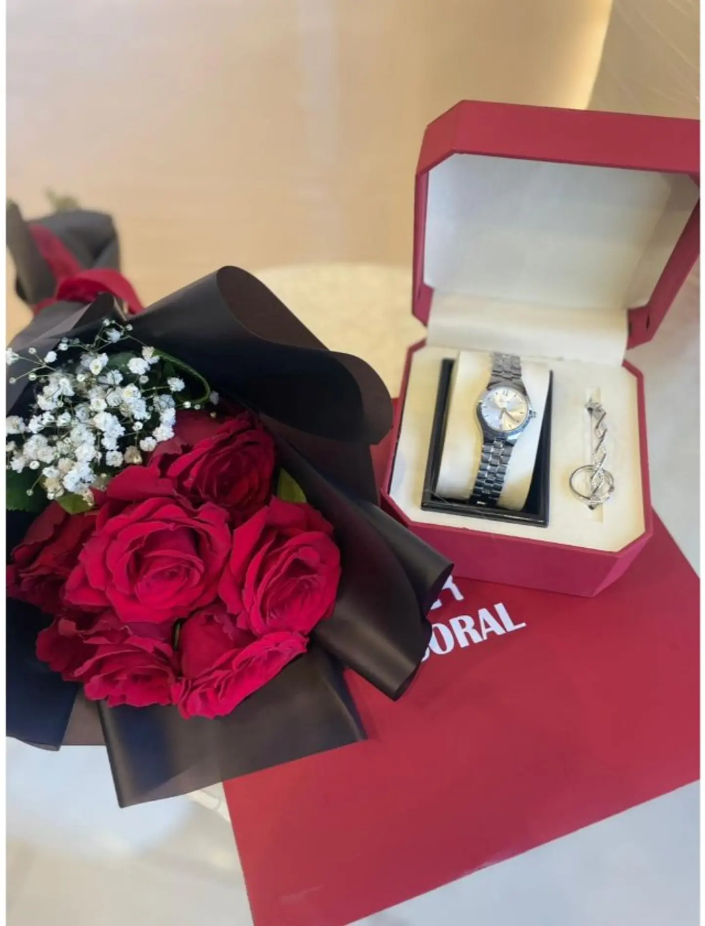 Women's Set With Bouquet Of Red Roses