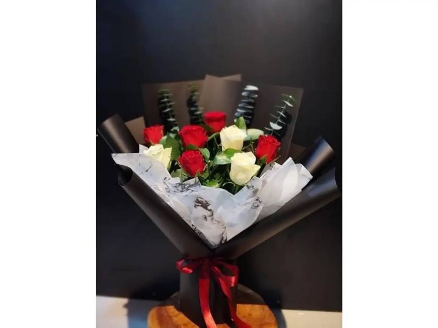 باقه مكس ورود احمر وابيض
