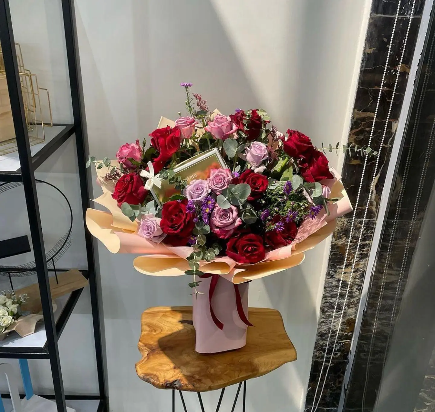 بوكيه ورد خزامى مع الحلا من بستاني