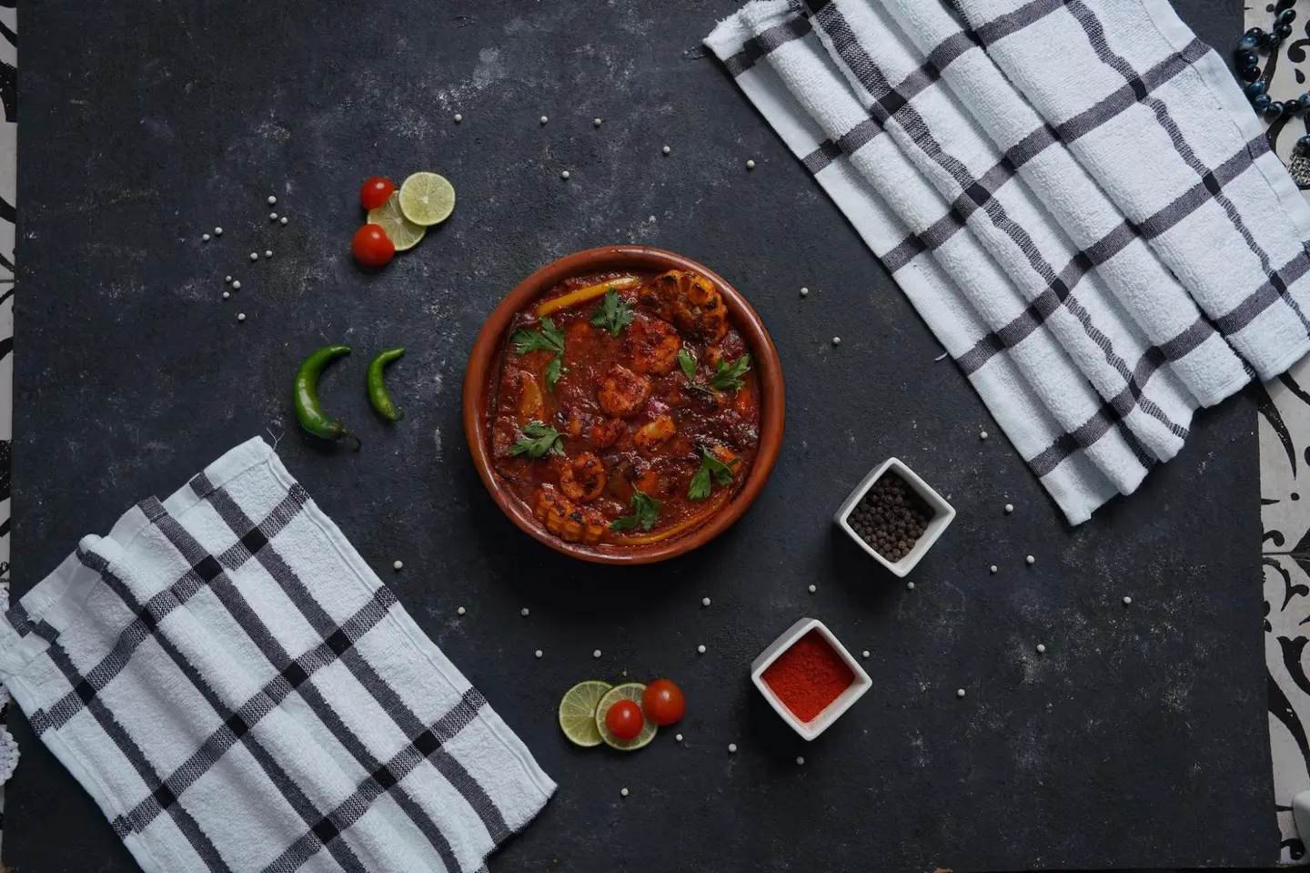 طاجين المأكولات البحرية الأحمر