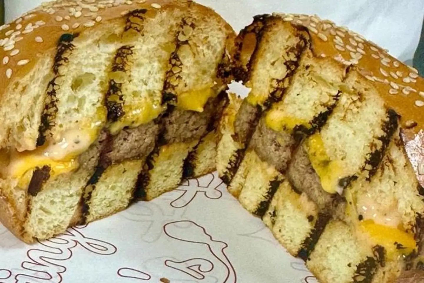 برجر اللحم المشوي على الفحم