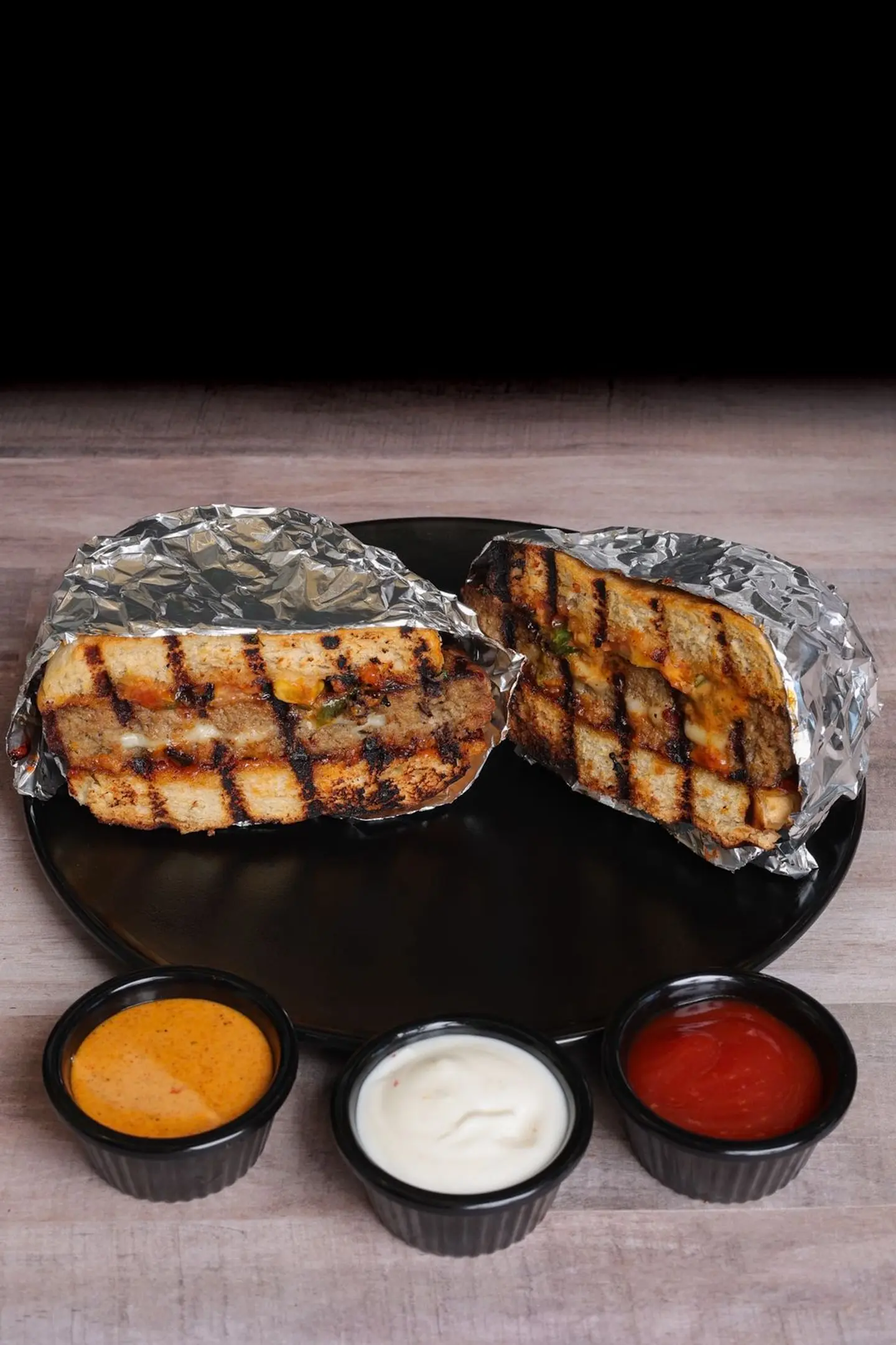 برجر دجاج دبل على الفحم