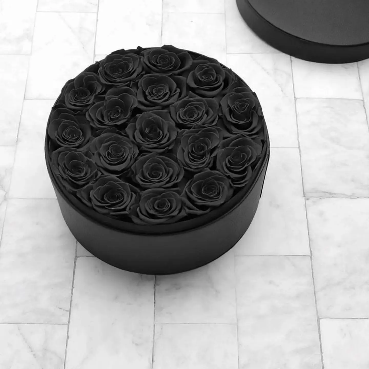 بوكس اسود مع ورد جوري