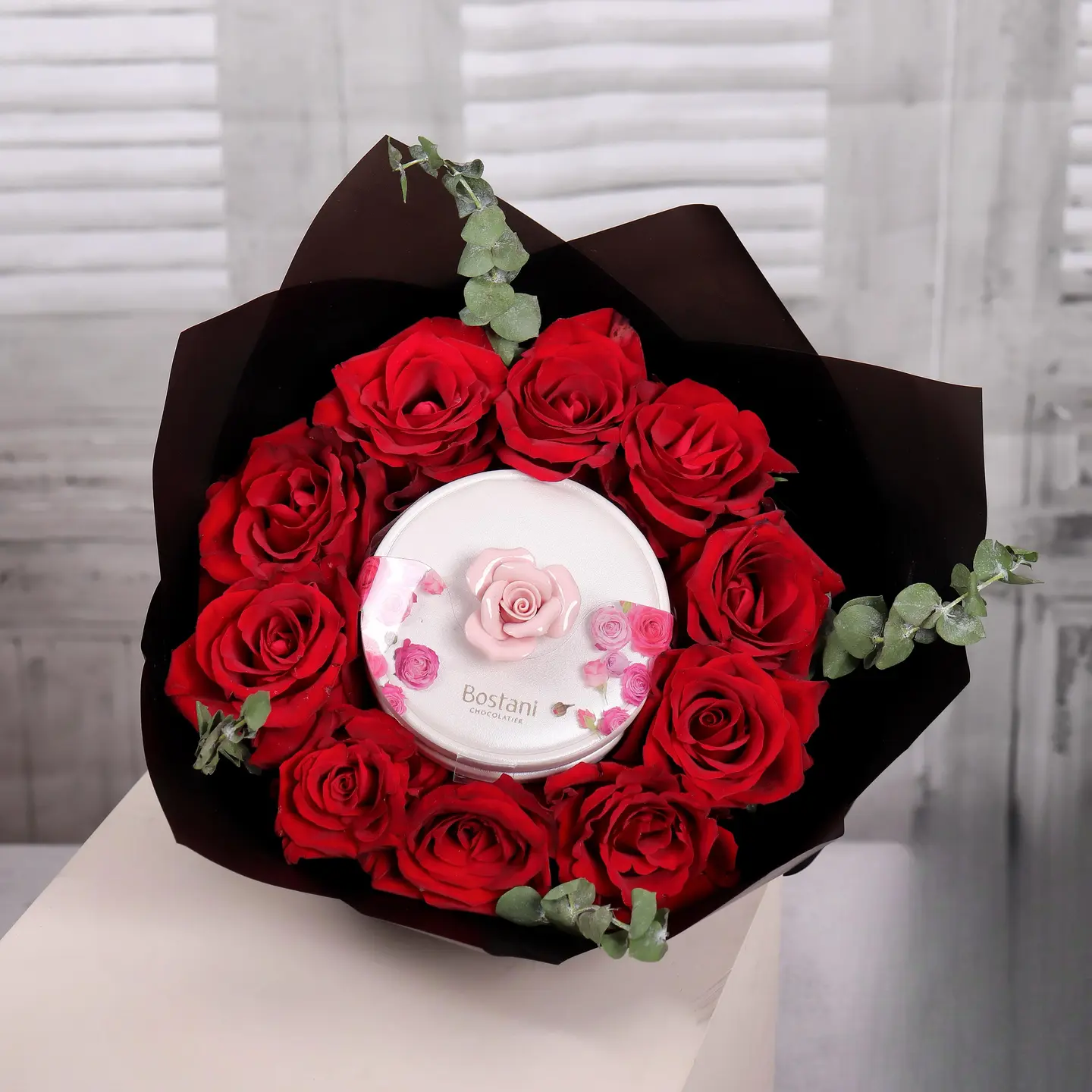بوكيه ورد احمر مع علبة شوكلاته الورد