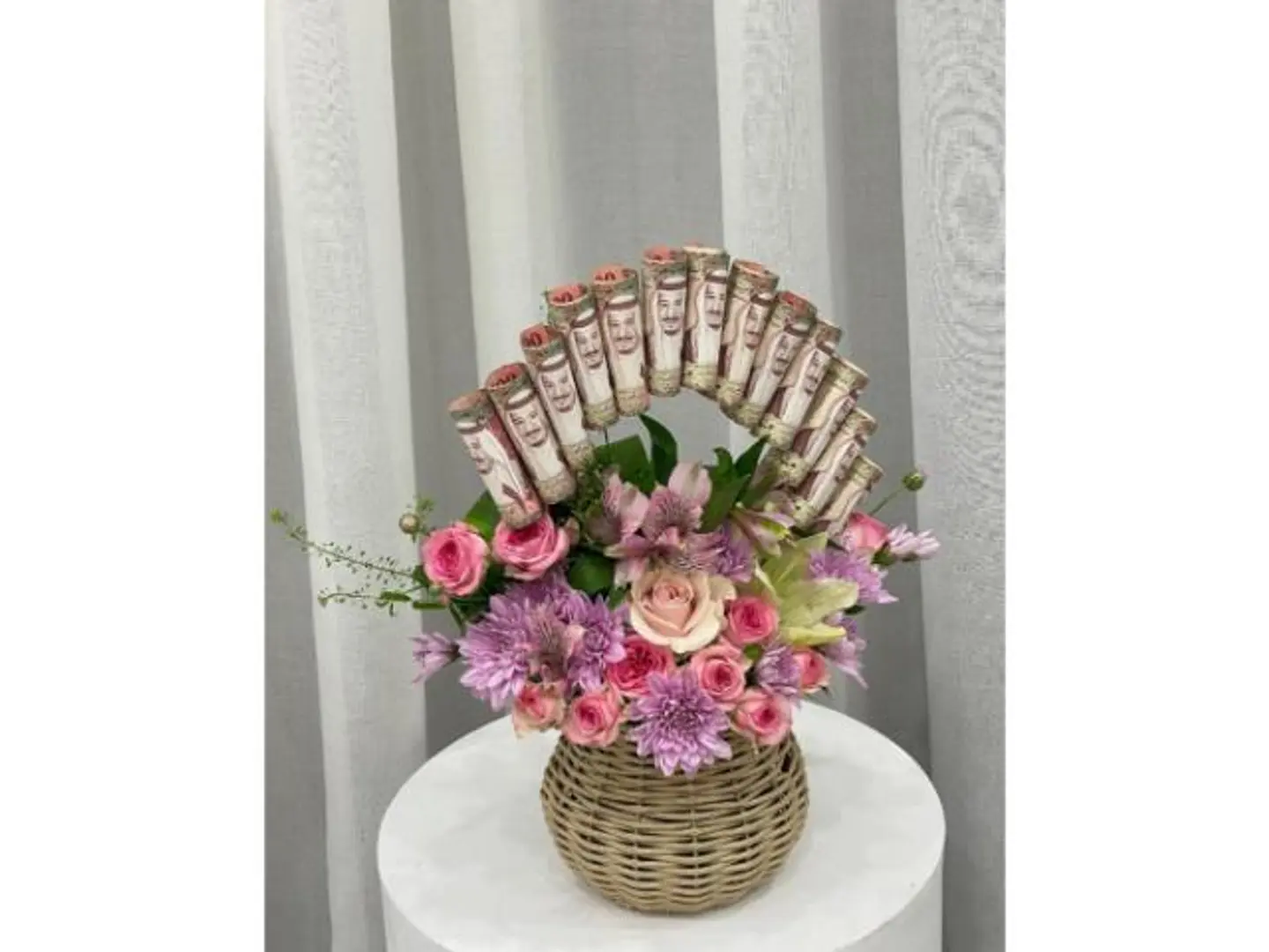 سلة ورد طبيعي تنسيق فلوس