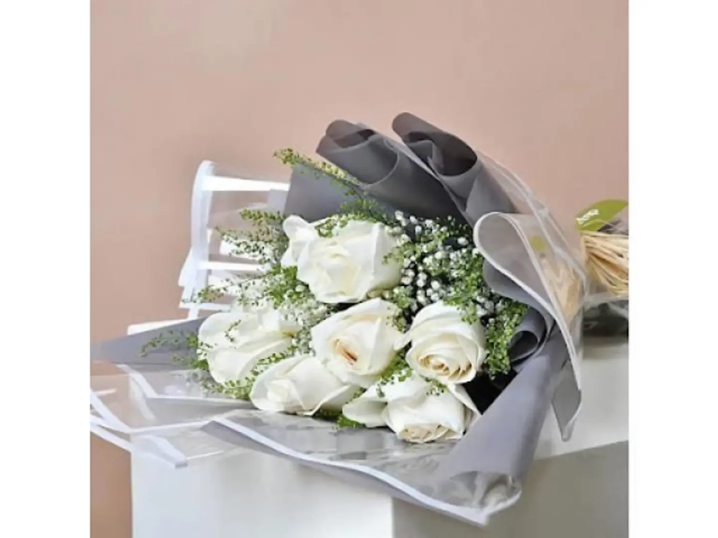باقة الورود البيضاء