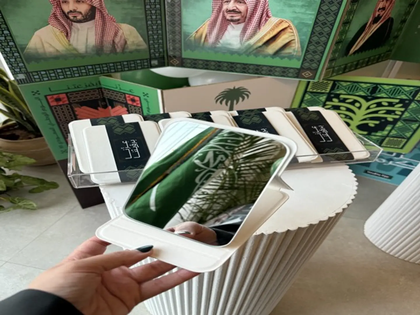 مرآة كبيرة "عزنا برؤيتنا"