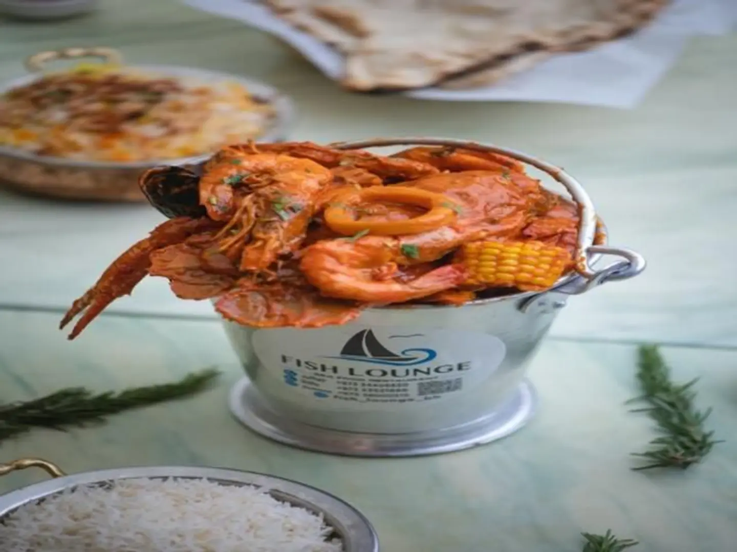 سطل وسط من المأكولات البحرية المشكلة