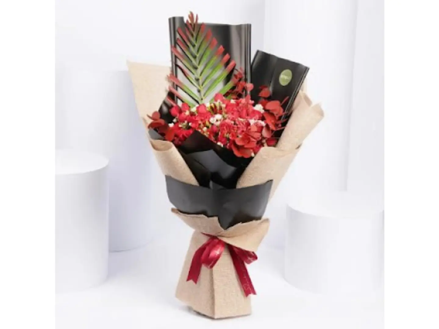 باقة حمراء أنيقة