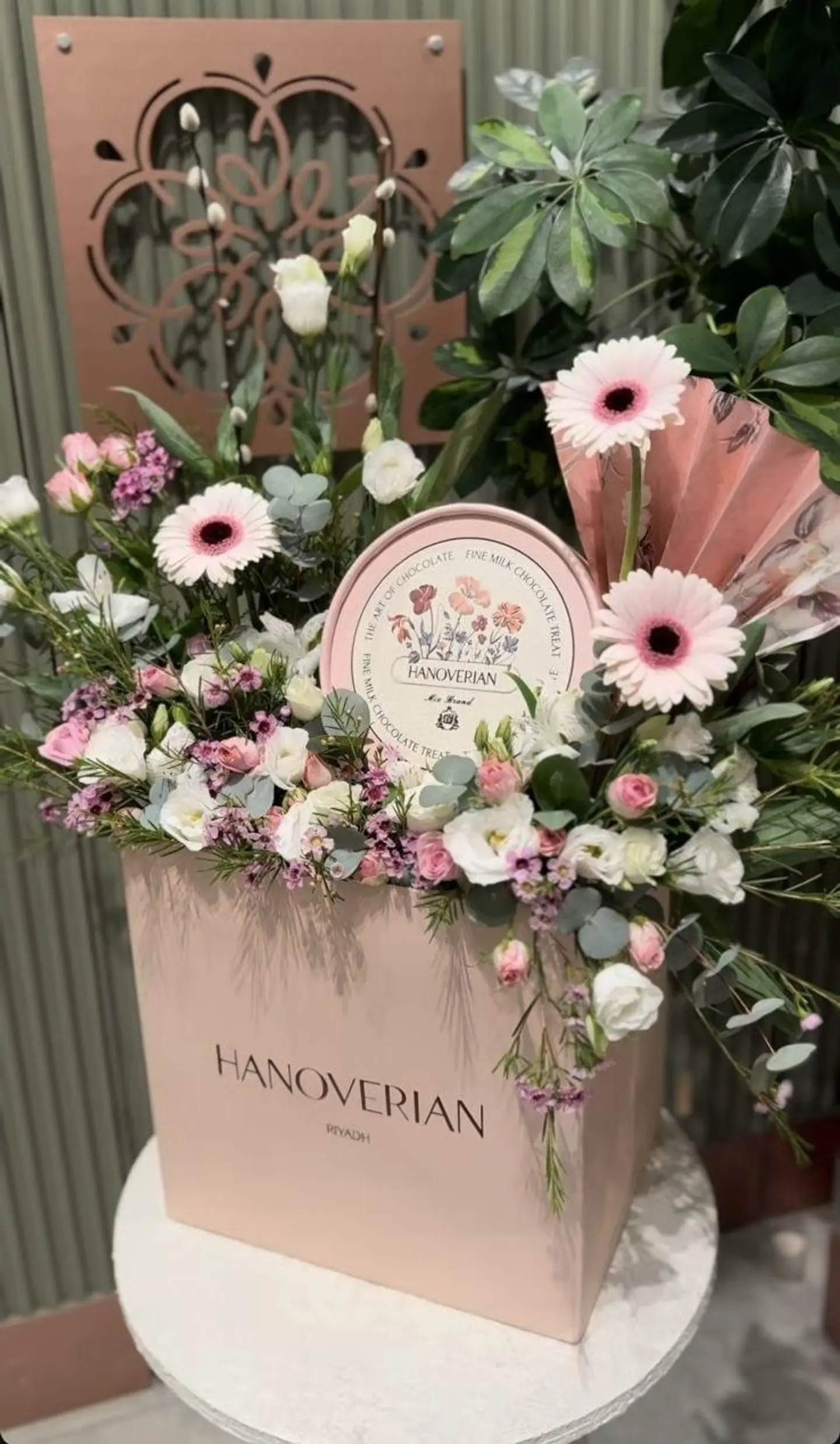 Hannoferan Chocolate With Natural Roses