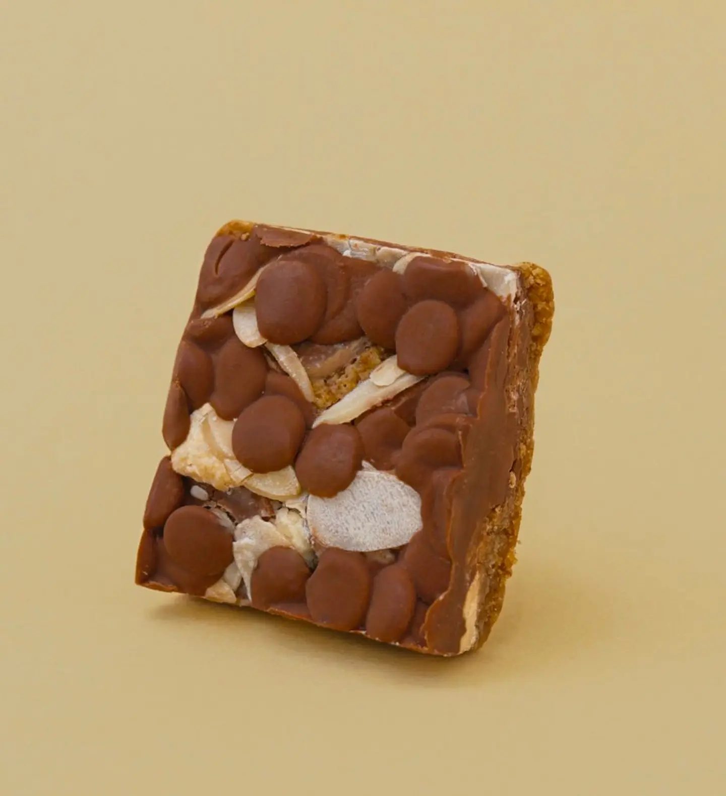 ماجيك بار مغطى باللوز