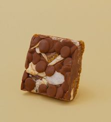 ماجيك بار مغطى باللوز