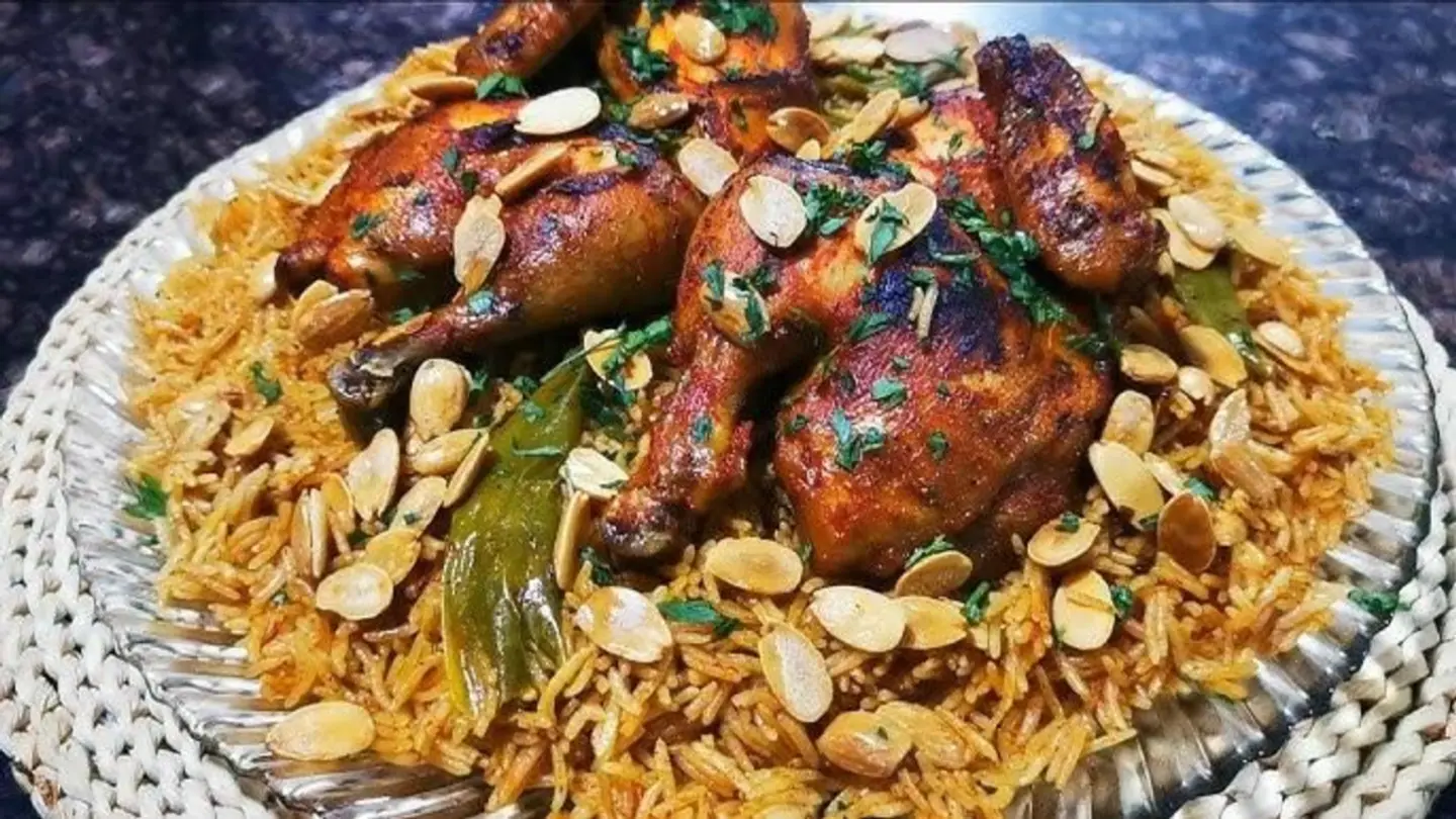 لمة طنجرة كبسة دجاج مدخن مع ورق عنب ومسخن رولز وملفوف او فتة ورق عنب