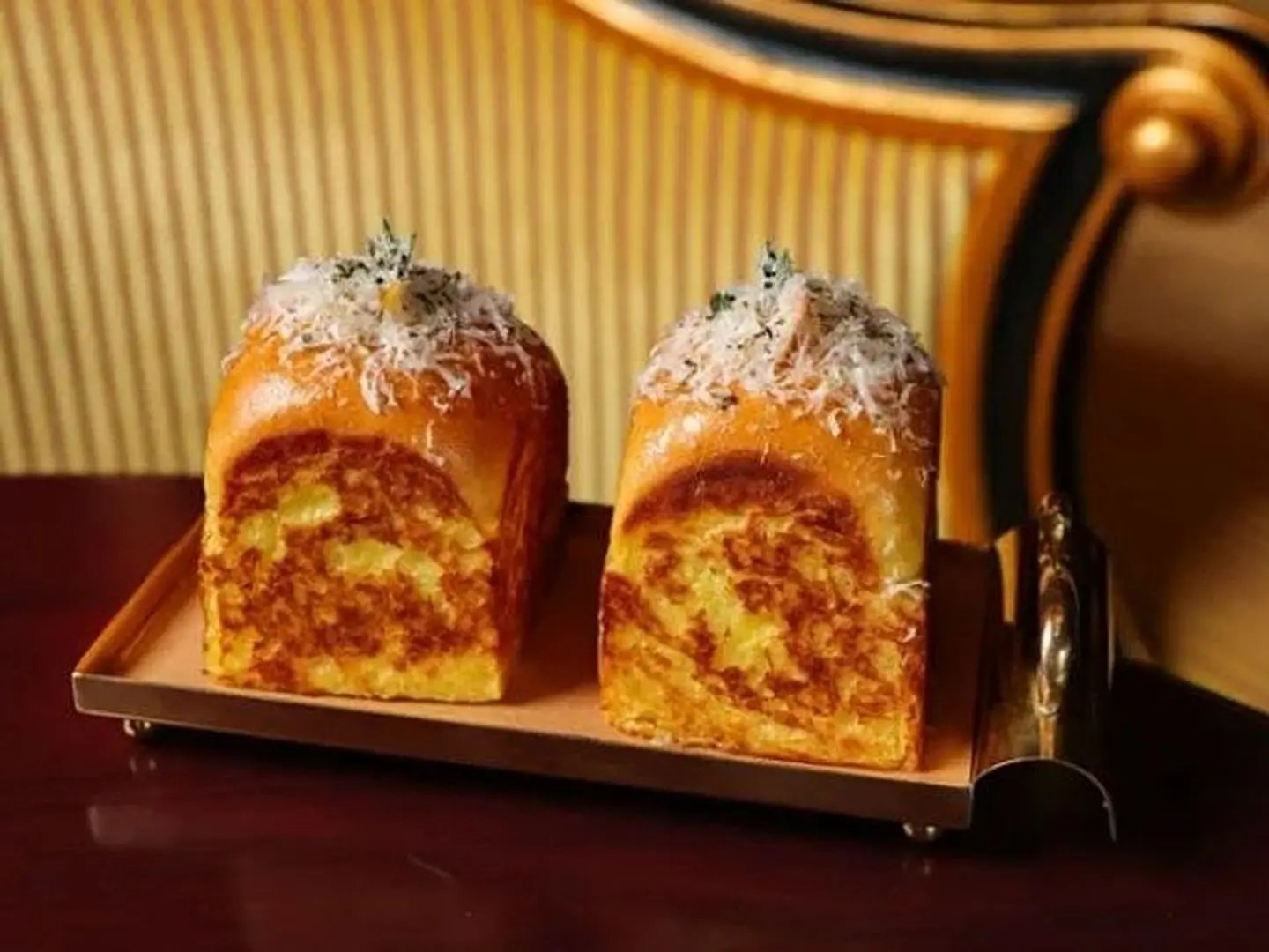 Pain De Minuit ( Parmesan Gralic Bread )