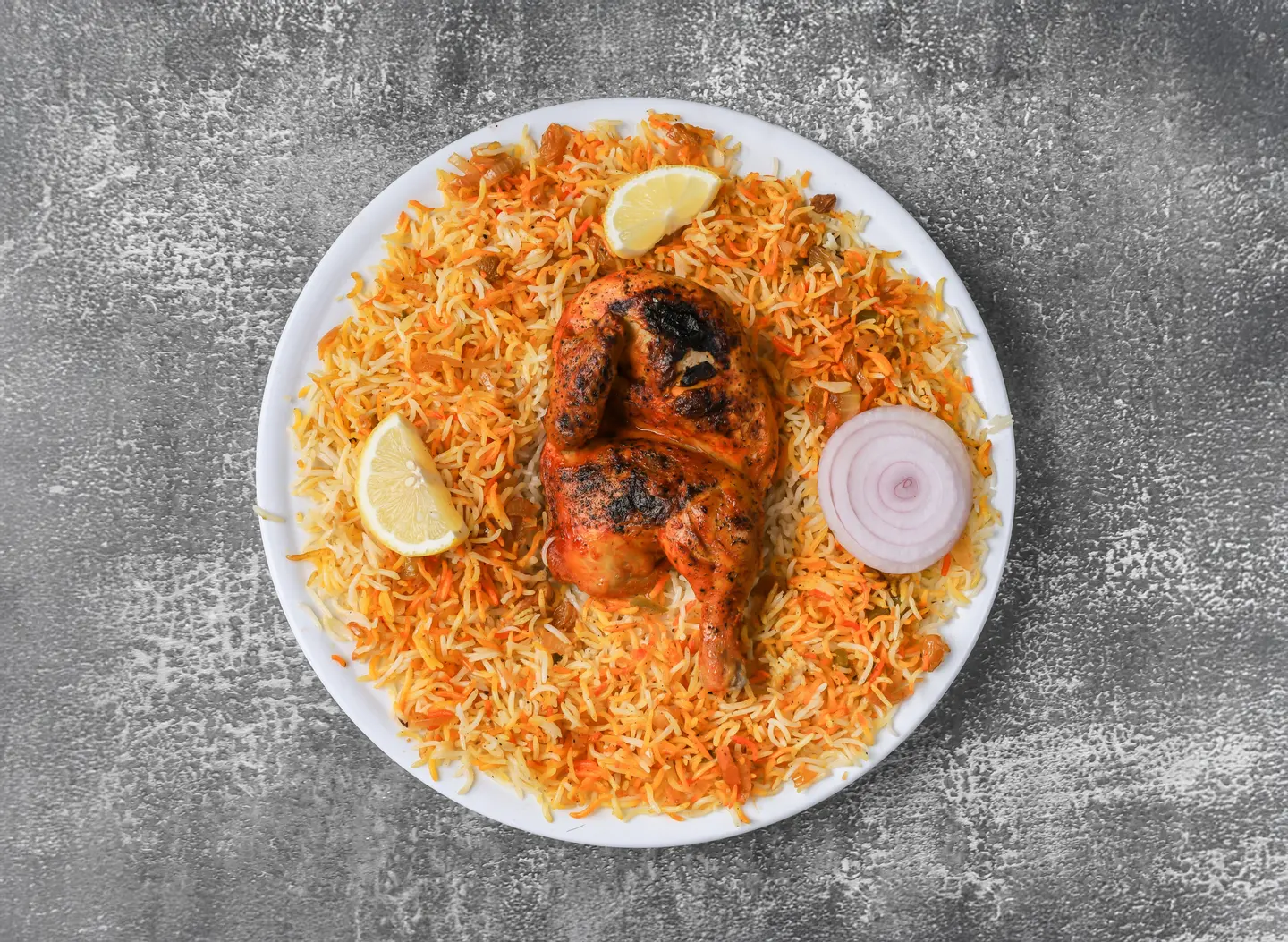 نص دجاج محمر مقلي مع رز