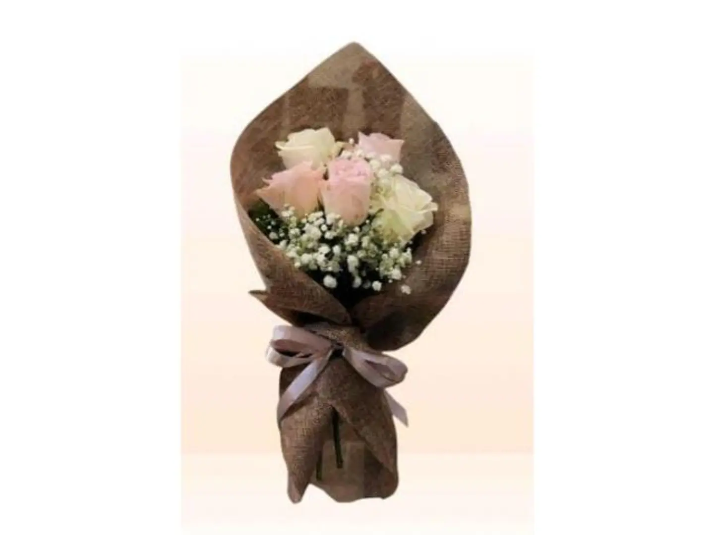 باقه ورد جوري وردي وابيض مع اكسسوارات