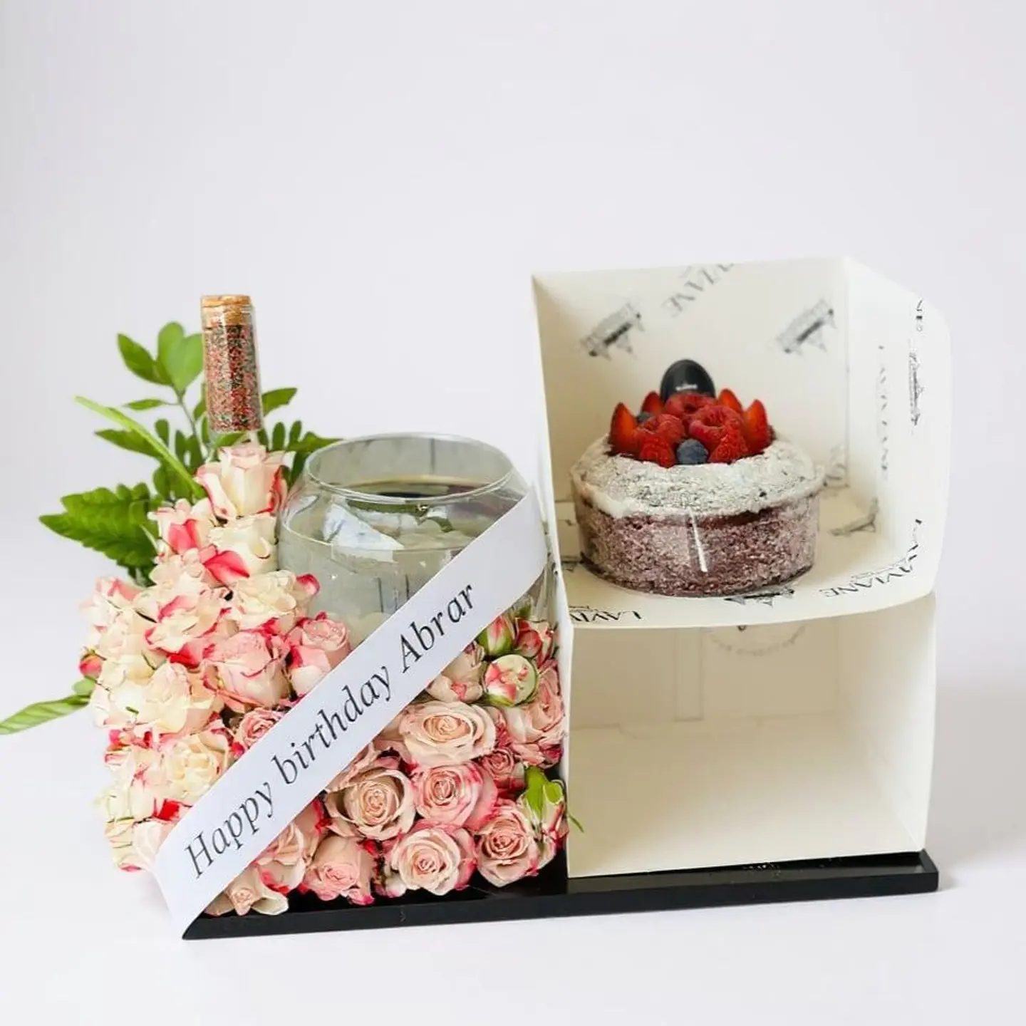 Lavivian Cake And Fish Vase