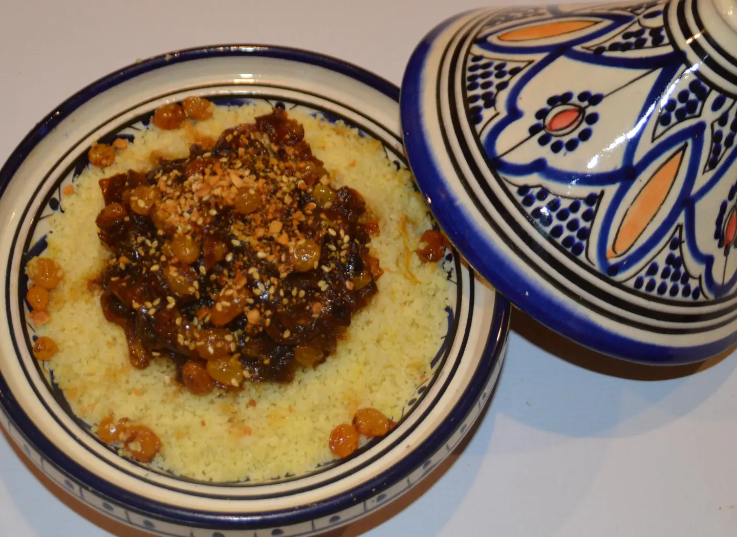 طاجن كسكس لحم بالبصل والزبيب