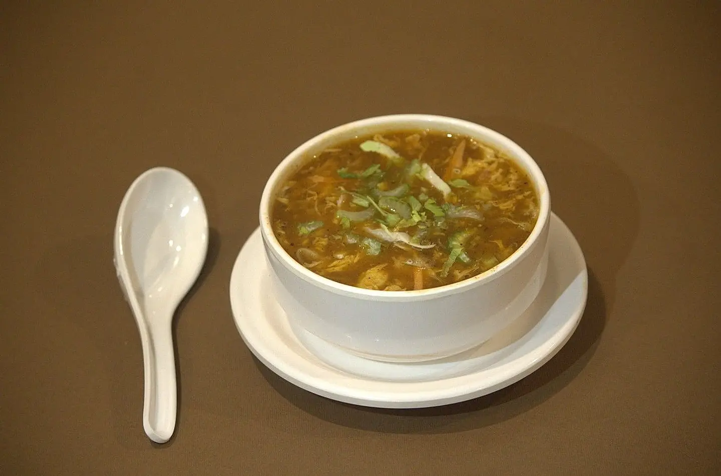 شوربة الدجاج الحارة و الحامضة