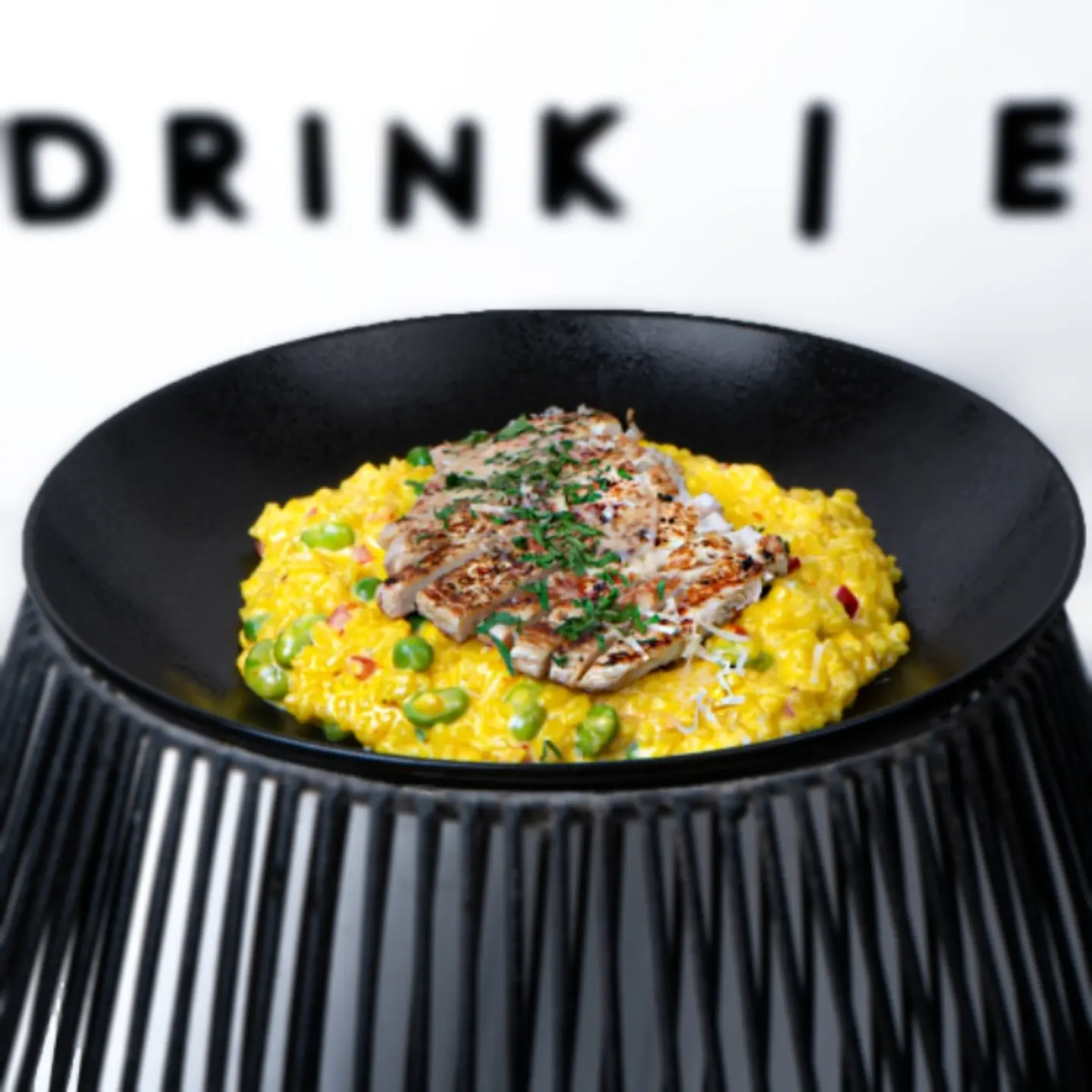 روزوتو الزعفران مع الدجاج المشوي