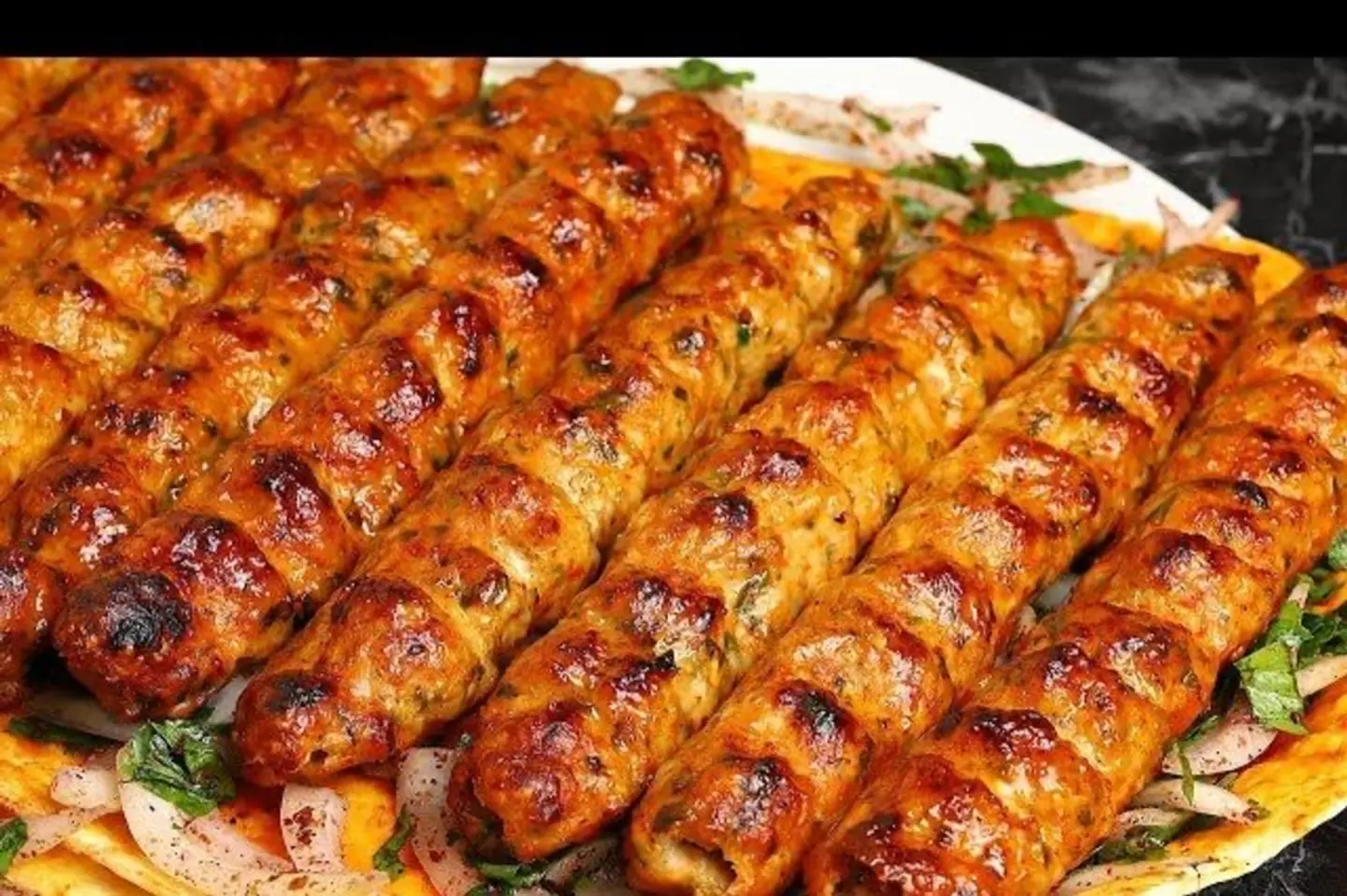 صحن واحد كيلو اثنا عشر سيخ كباب لحم مع الرز والبطاطس والسلطات