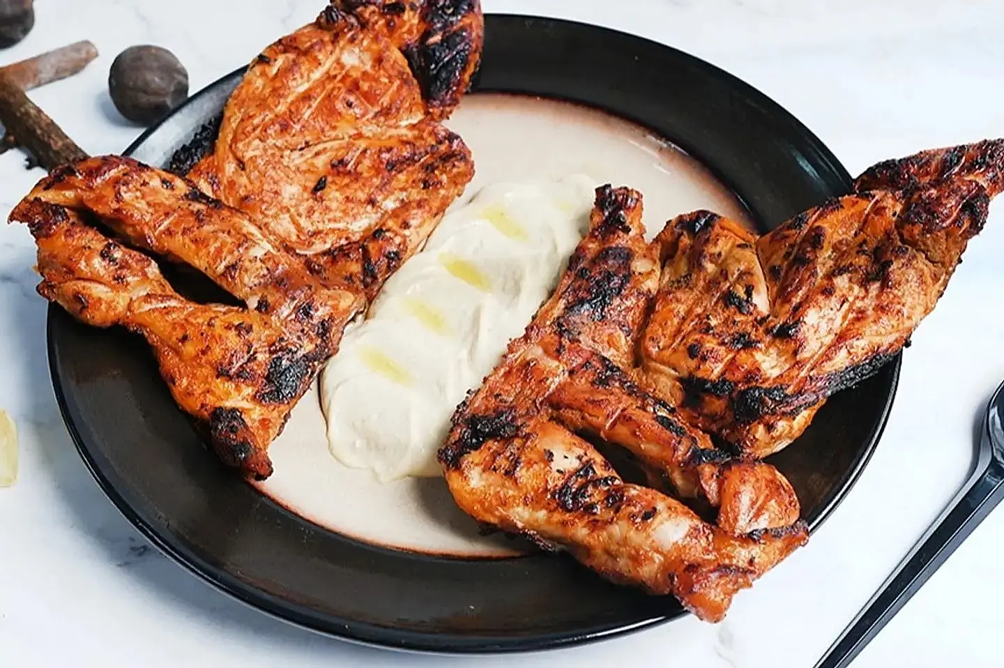 نصف حبة دجاج على الفحم