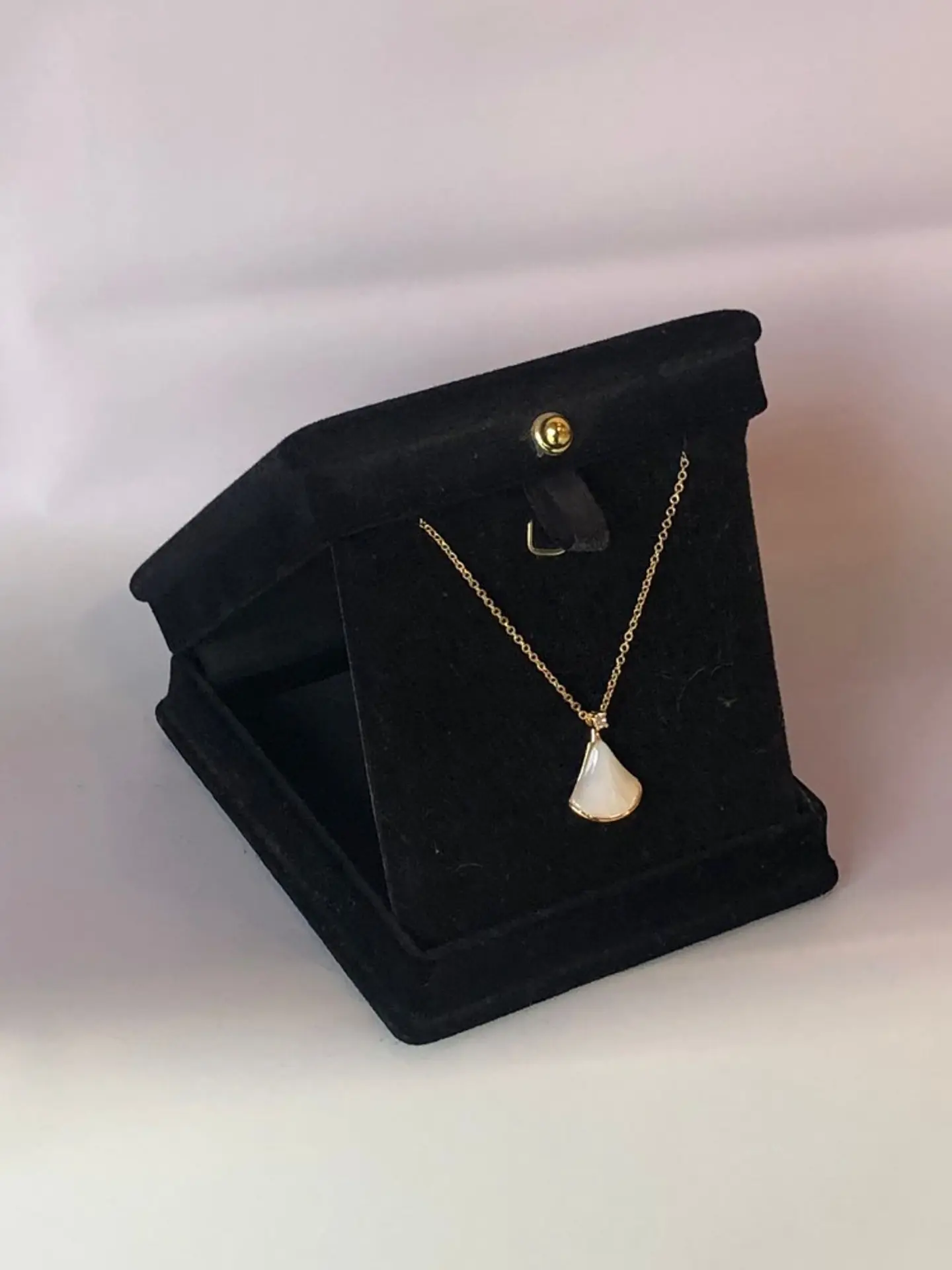 سلسال ذهبي بصدف