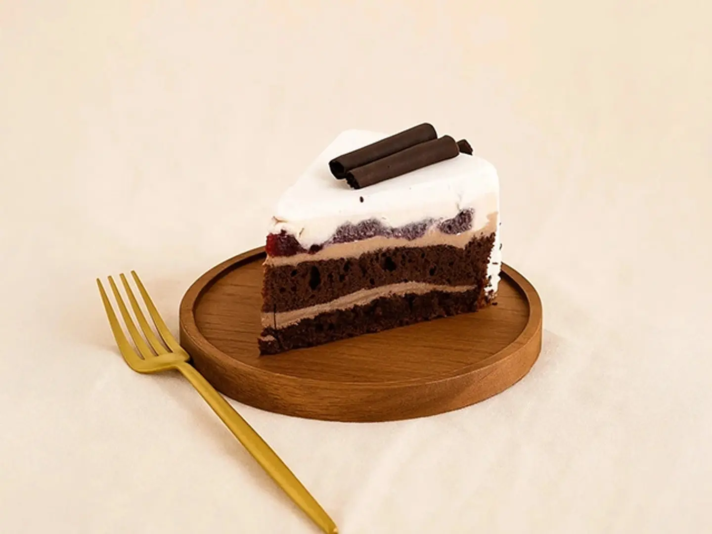 شريحة كعكة الغابة السوداء الكلاسيكية (140 جرام) - حلوى الكرز والشوكولاتة