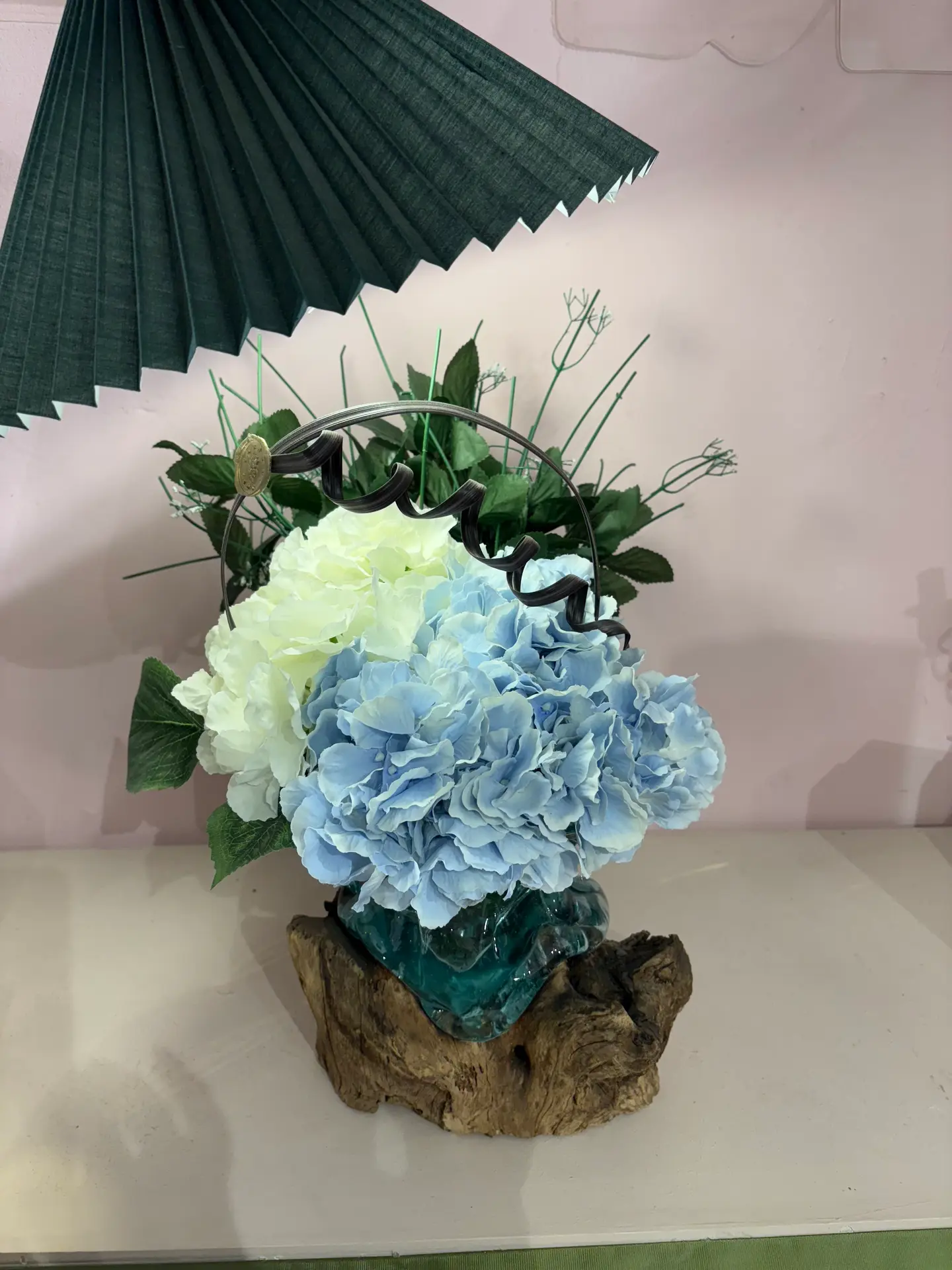 فازة خشب وورد صناعي