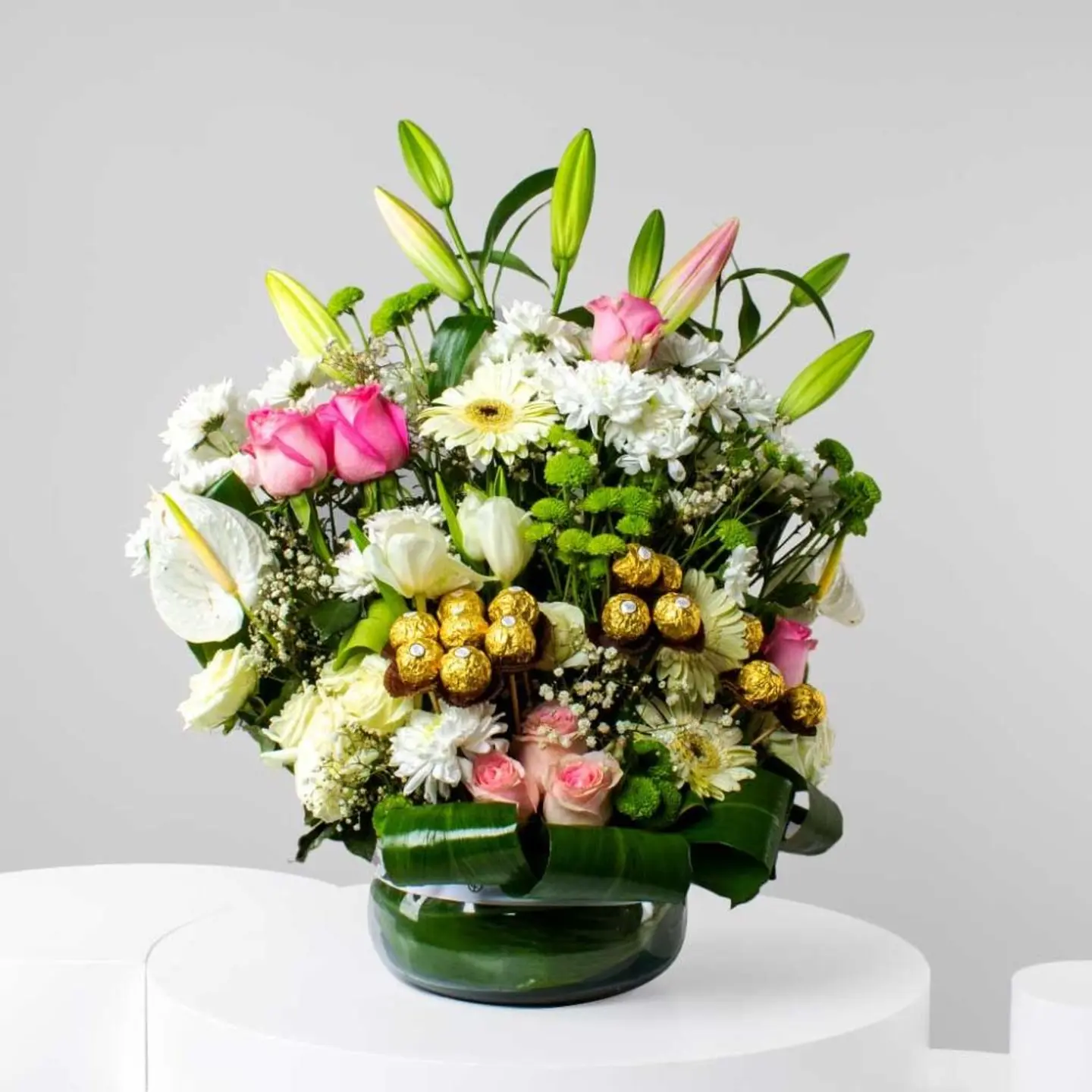 مزهرية زهور متنوعة مع الشوكولاتة