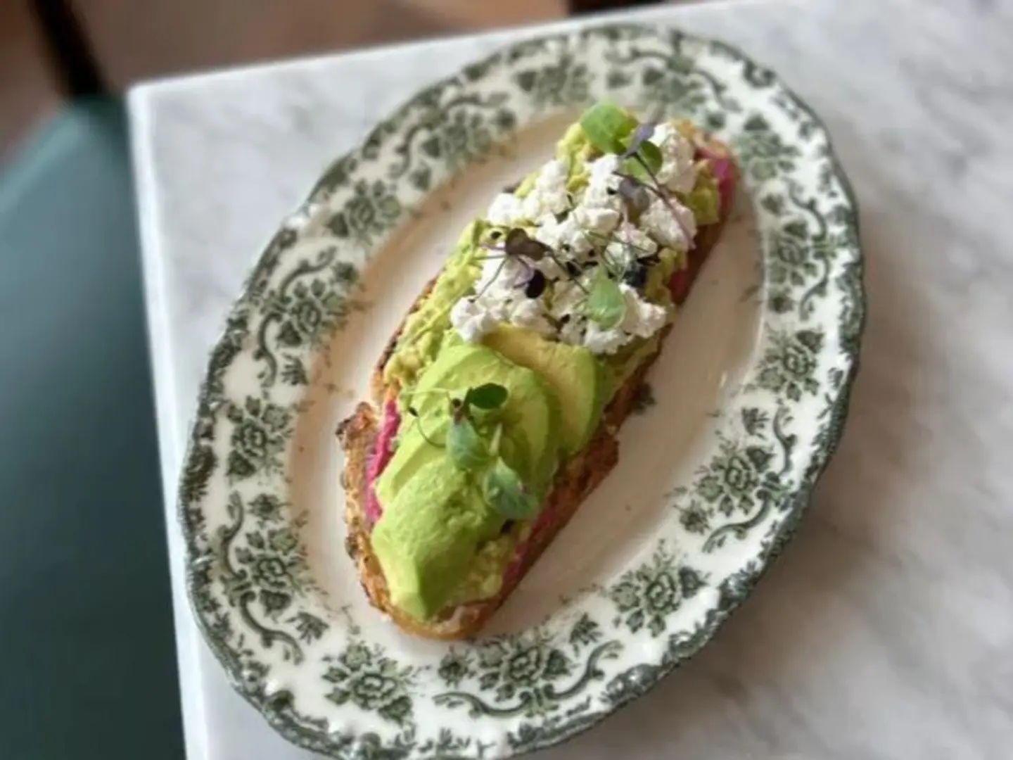 توست الأفوكادو والبنجر