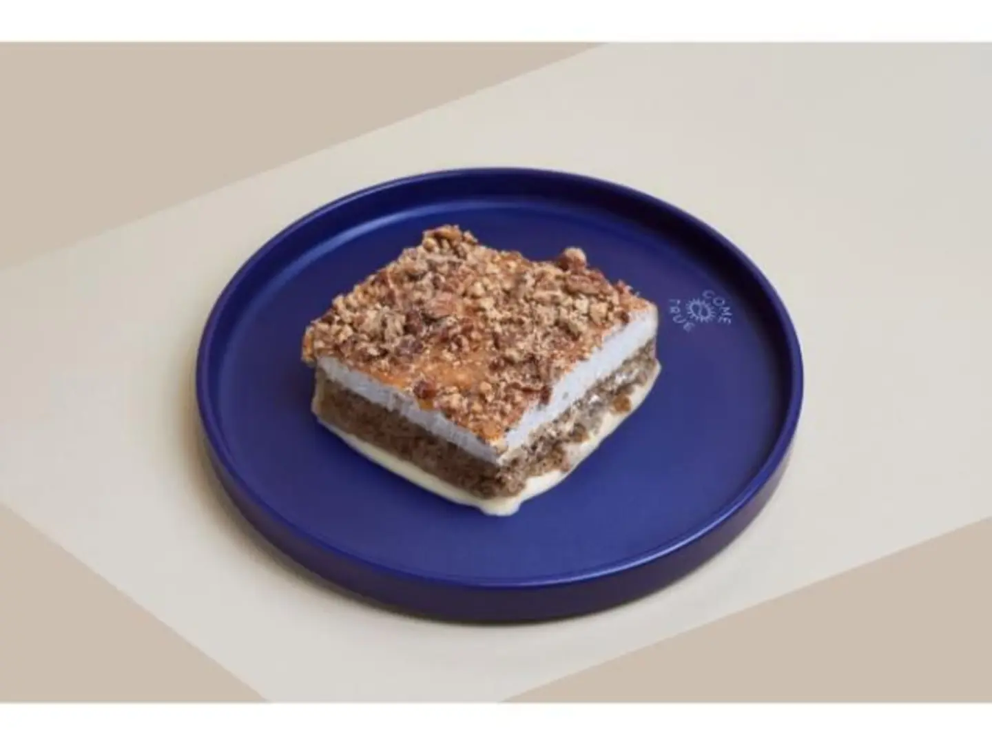 كيكة التمر بالبيكان والكراميل