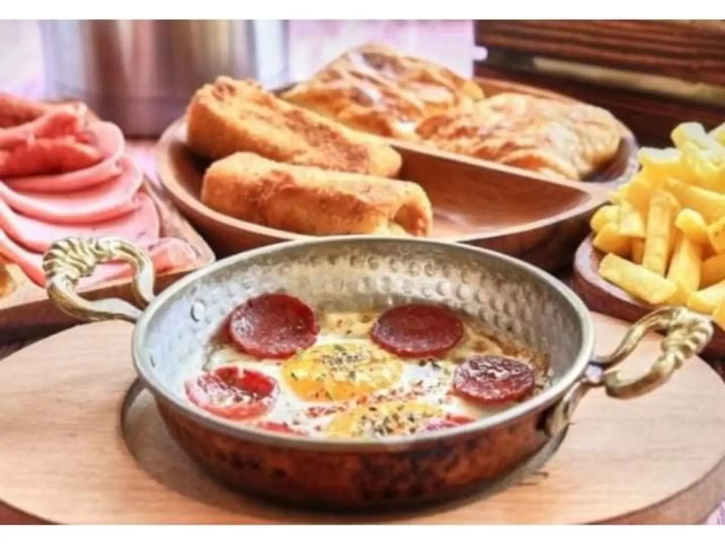 فخارة بيض مع نقانق