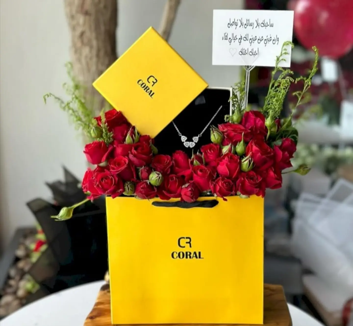 عقد كورال بتنسيق بيبي روز الاحمر