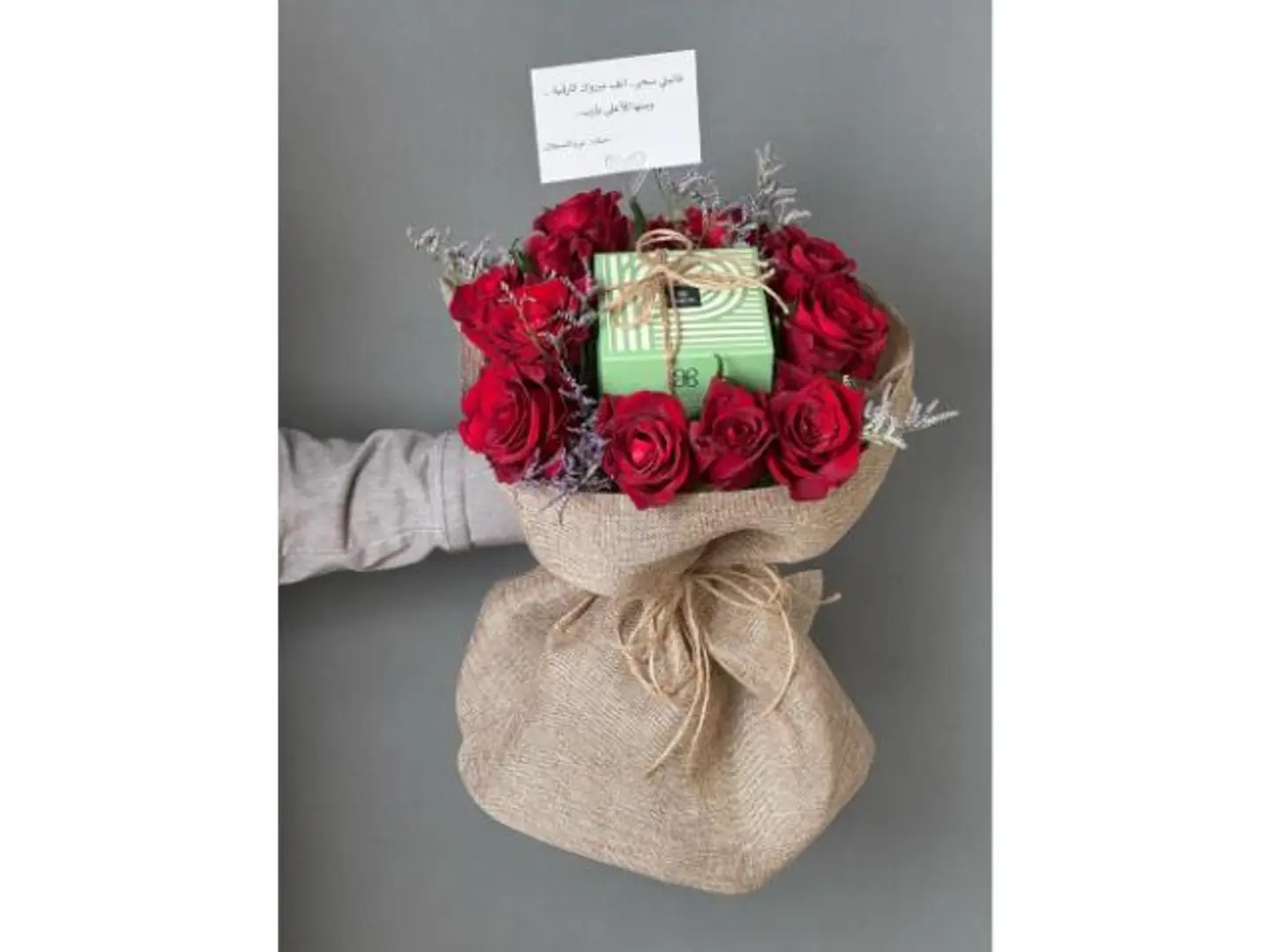 باقة حمراء مع شوكلاتة باتشي