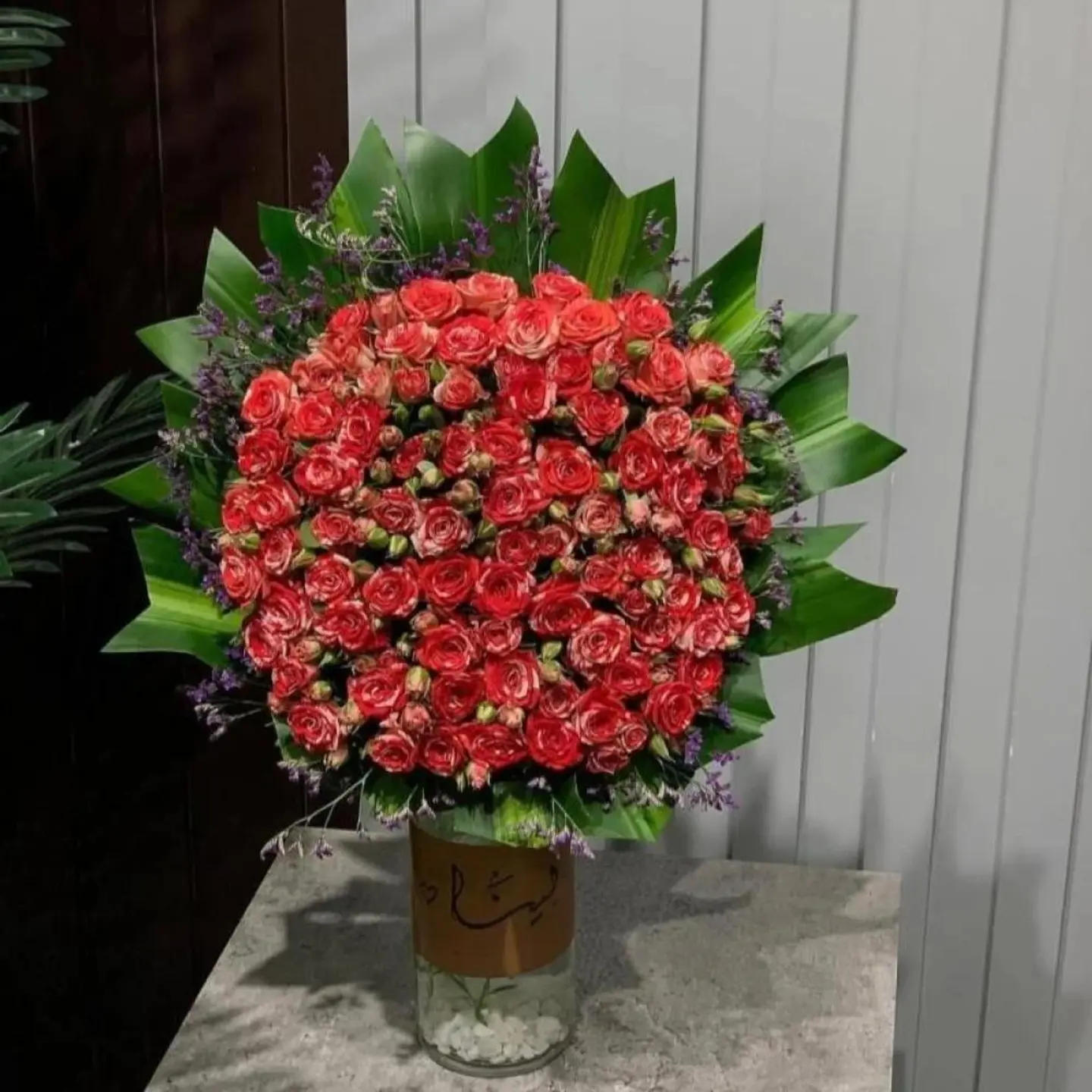 فازة الأناقة – تنسيق ورد فاخر في فازة طويلة