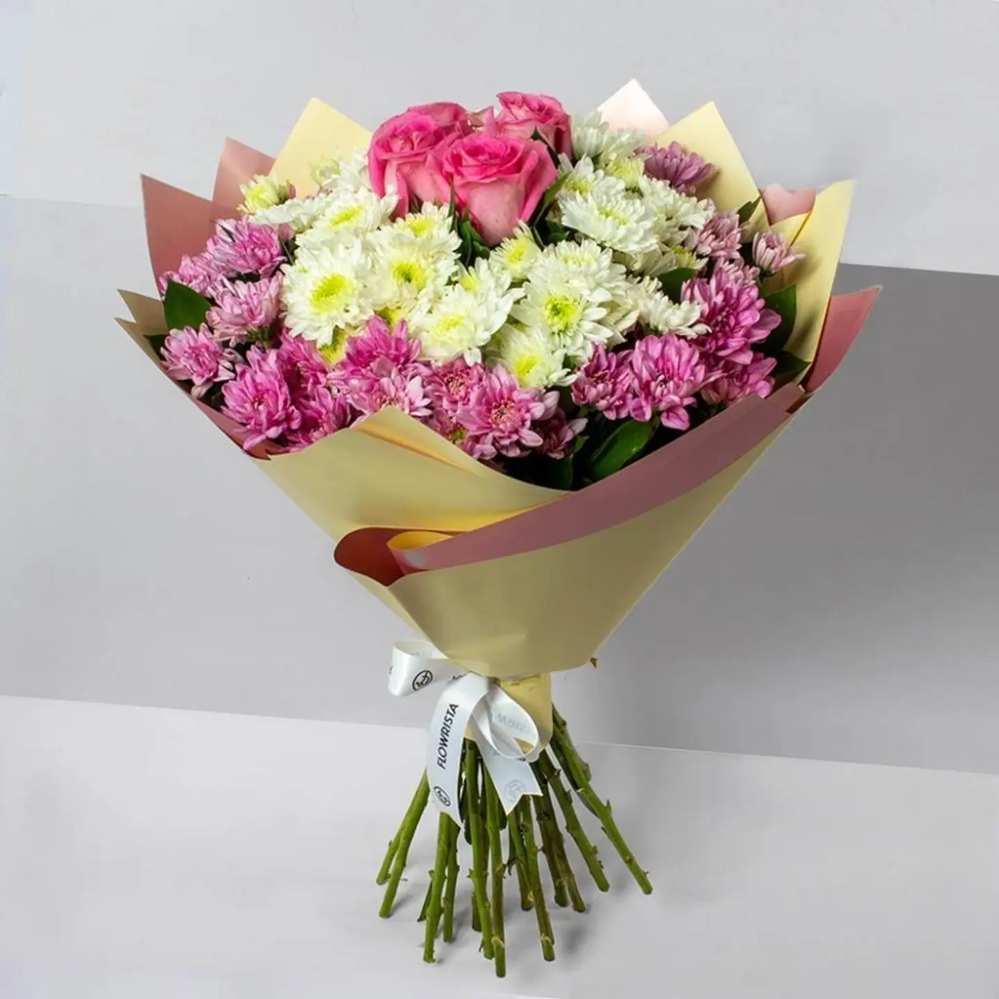 باقة من الورود والأقحوانات الملونة