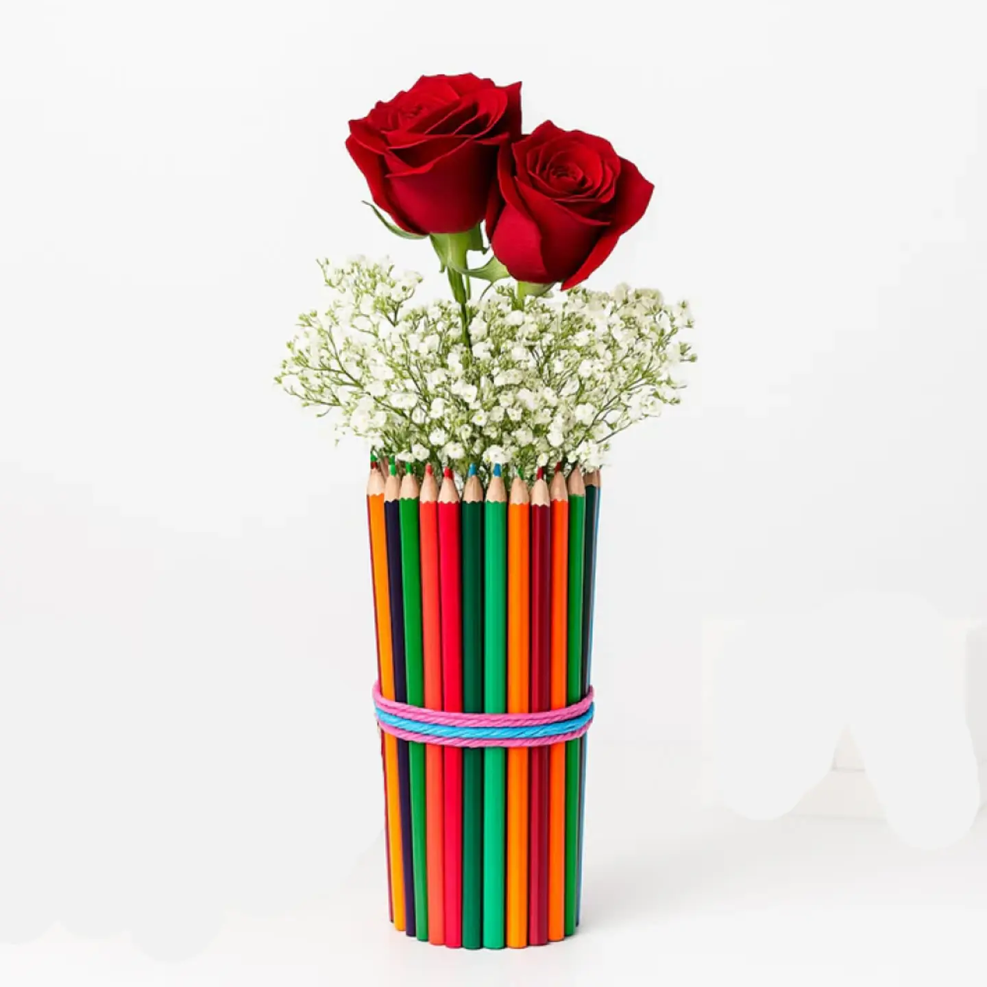 ورود حمراء أنيقة في الأقلام الملونة