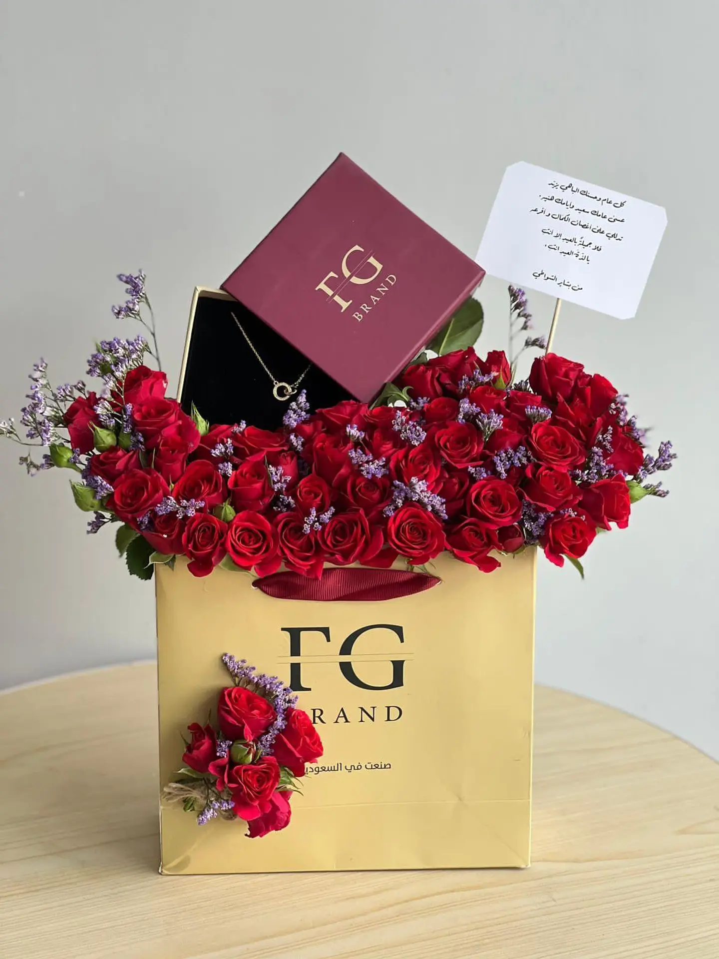 سلسال مع الورد الأحمر