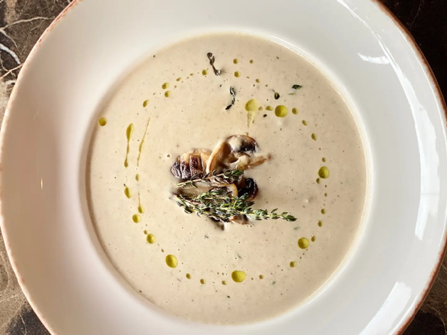 شوربة الفطر بالكريمة - كروتون / خبز رول