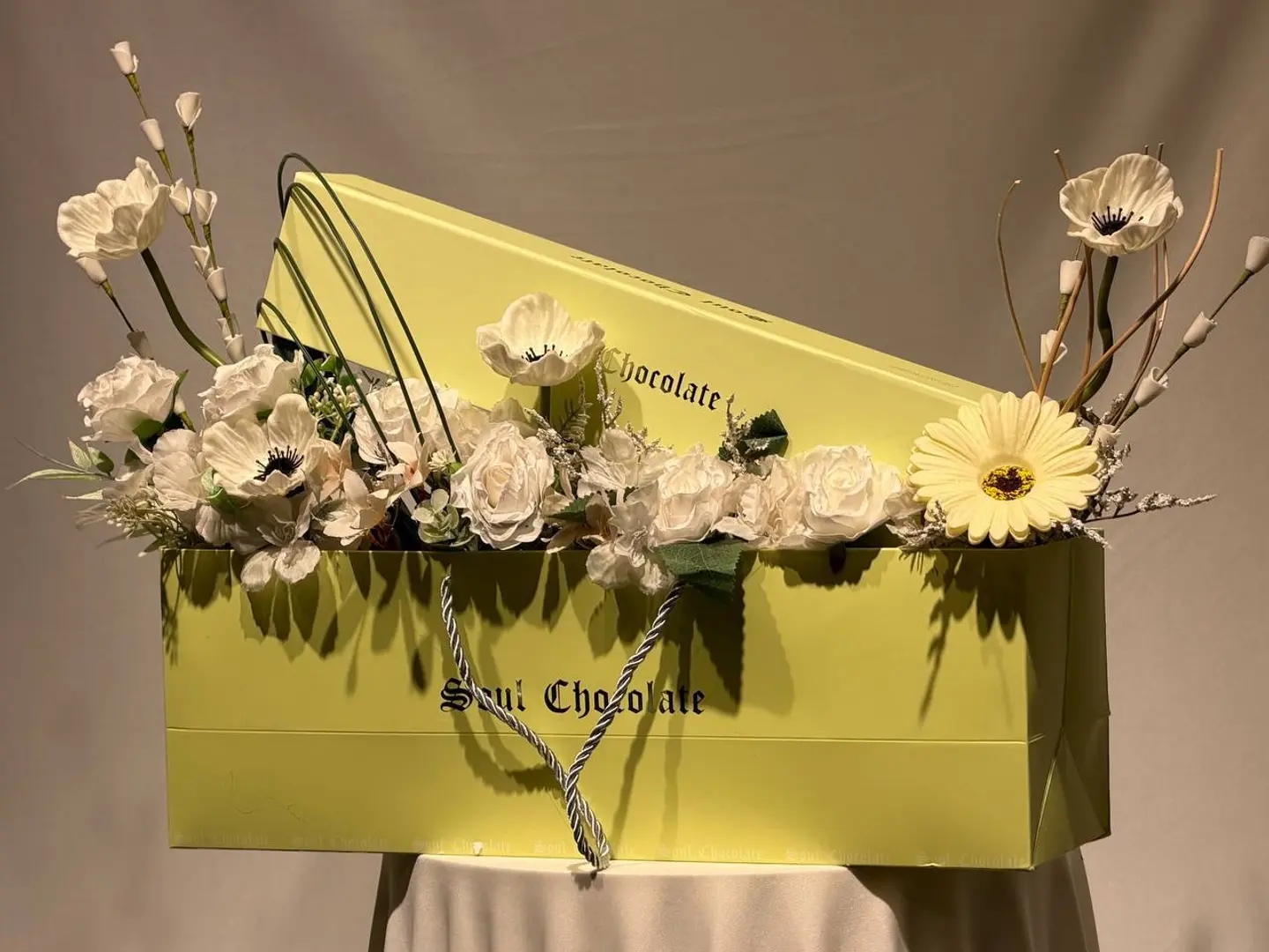 صندوق يجمع رقة الورد ولذة الشوكلاتة